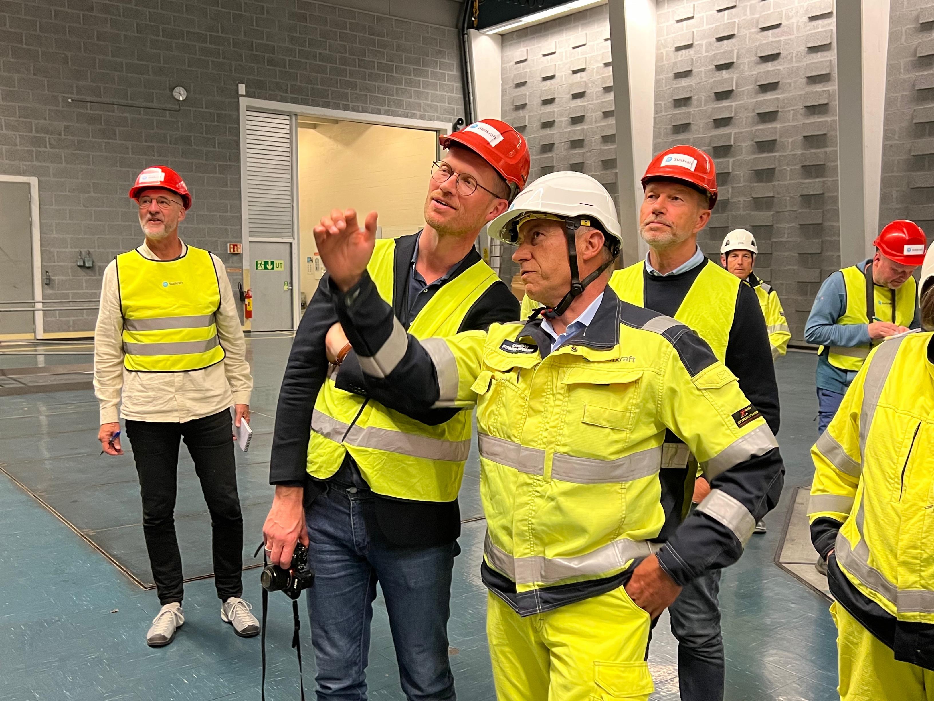 Konsernsjefen i Statkraft og olje- og energiministeren i Mauranger kraftverk.