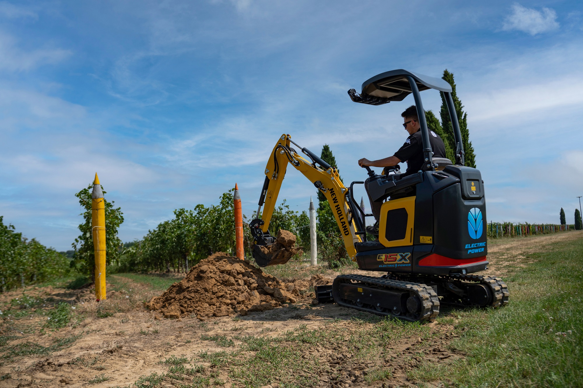 New_Holland_EIMA_Electric_Mini_Excavator 