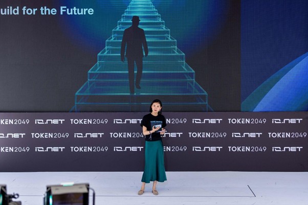 Gracy Chen, CEO of Bitget, at her keynote speech at TOKEN2049 Dubai 2025