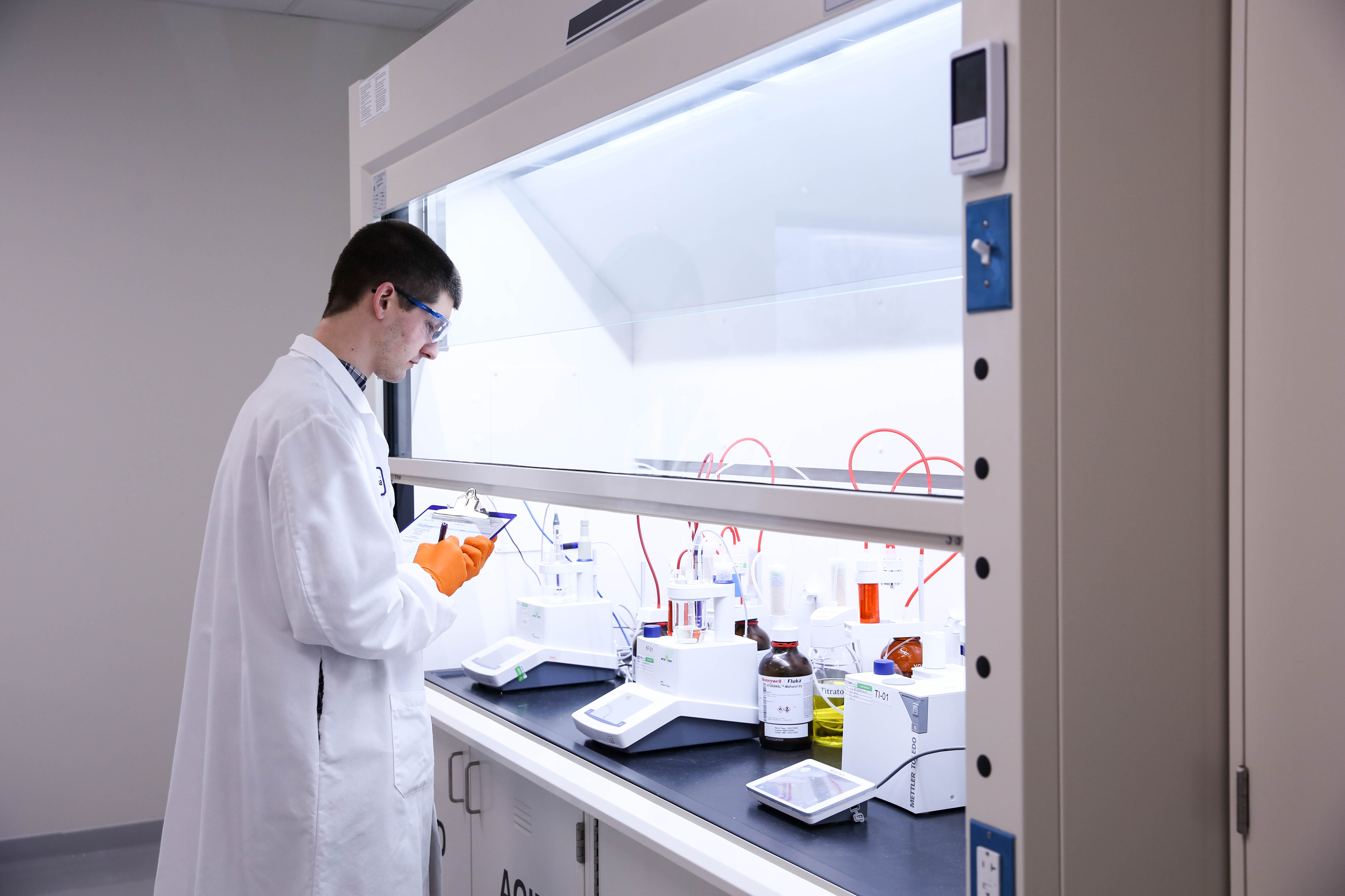 01_QC chemist in the new Dipharma CGMP QC lab at the Kalamazoo site