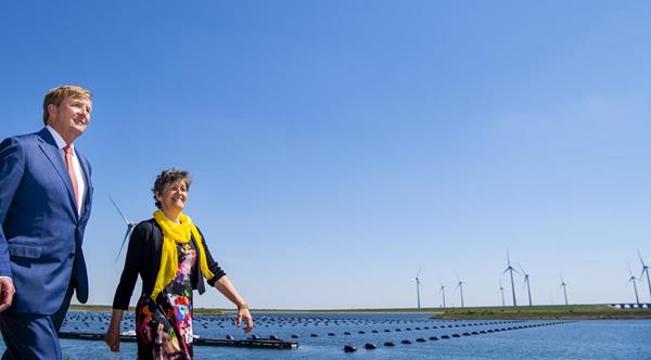 Opening new windpark helps Philips to be fully carbon neutral by 2020 (Photo'Frank van Beek') 2