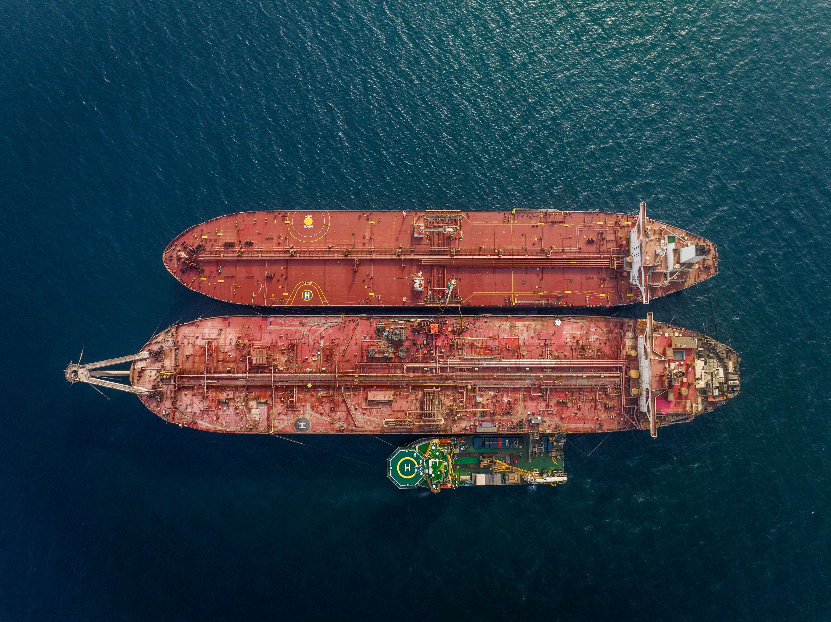 The FSO Safer with Yemen and Ndeavor moored alongside