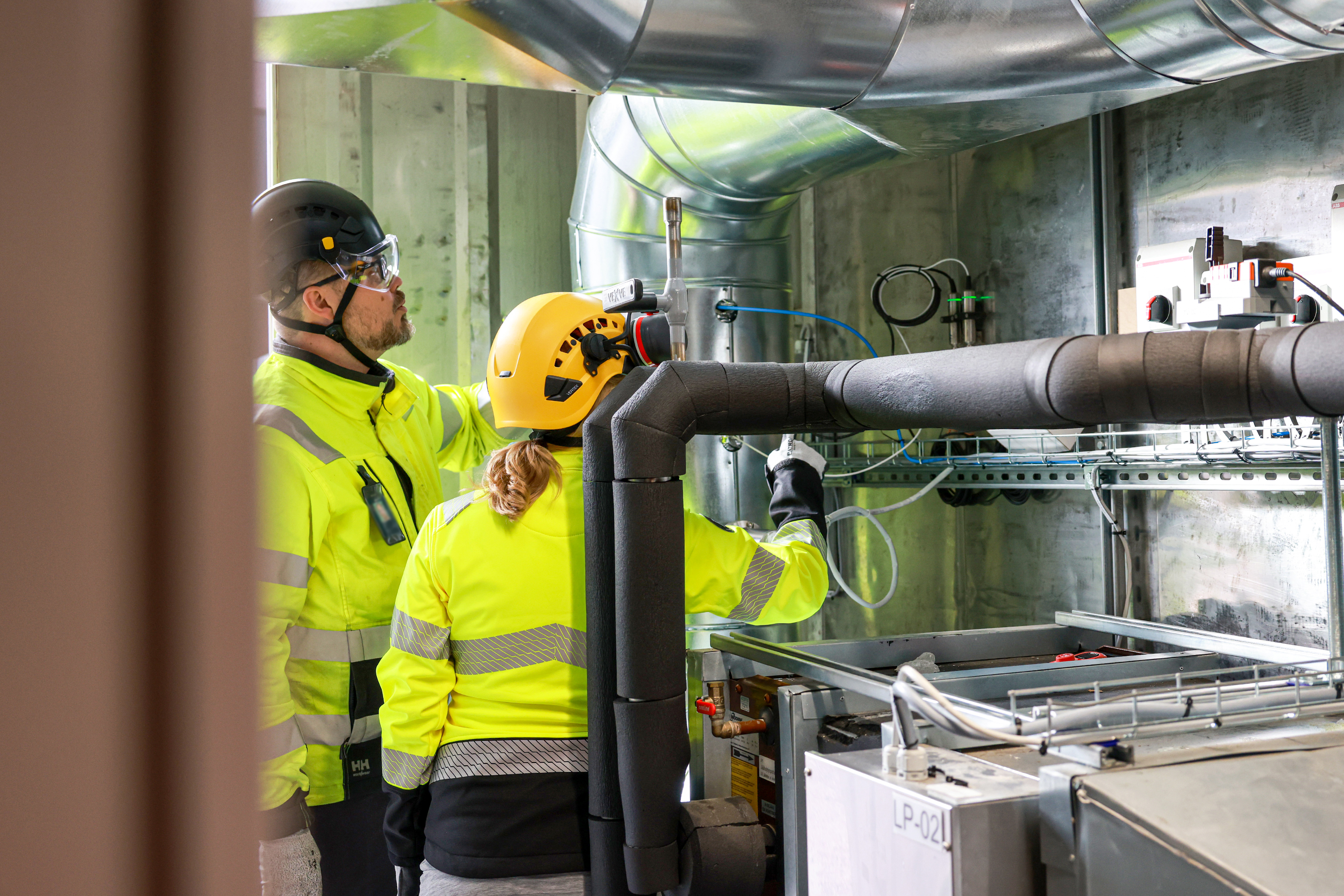 Carbon capture facility at Carbonaide, Rasmus Stoltzenberg and Julia Salovaara in the picture