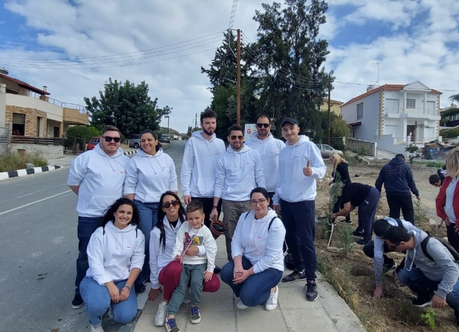 Des membres du personnel de Deriv plantent des arbres dans la région de Palodia à Chypre.