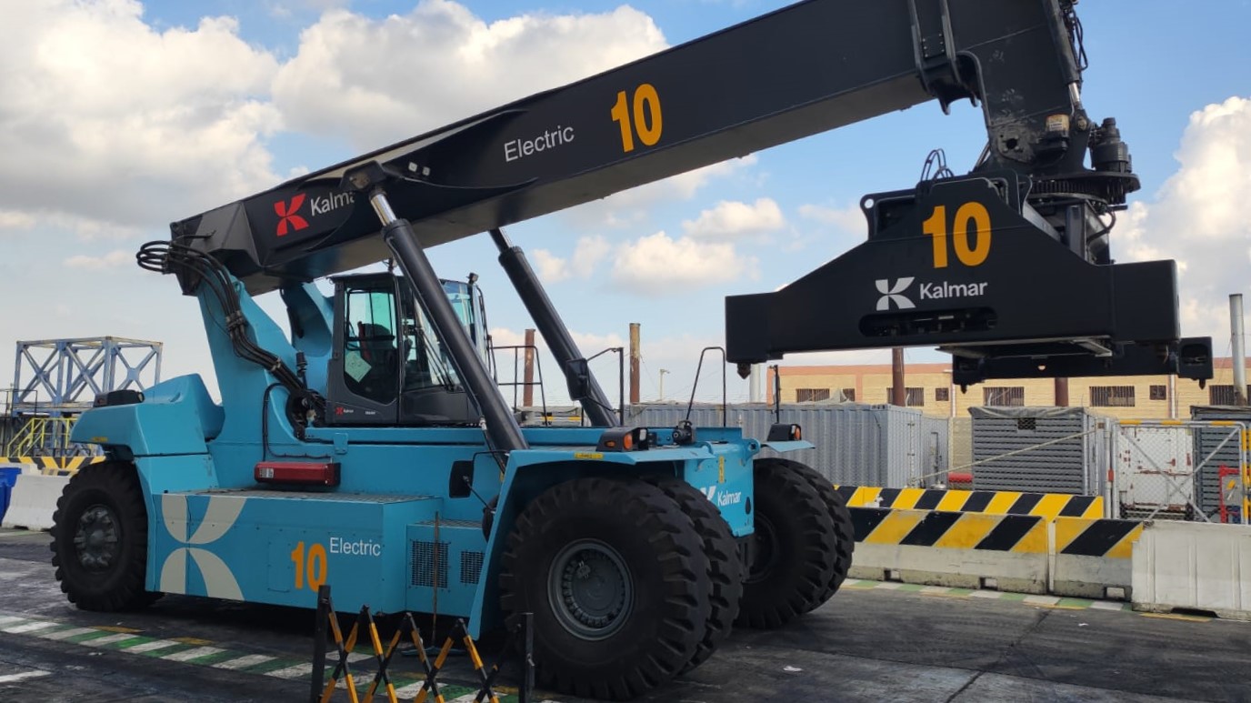 Kalmar’s electric reachstacker helping APM Terminals progress towards net zero at SCCT in Egypt.