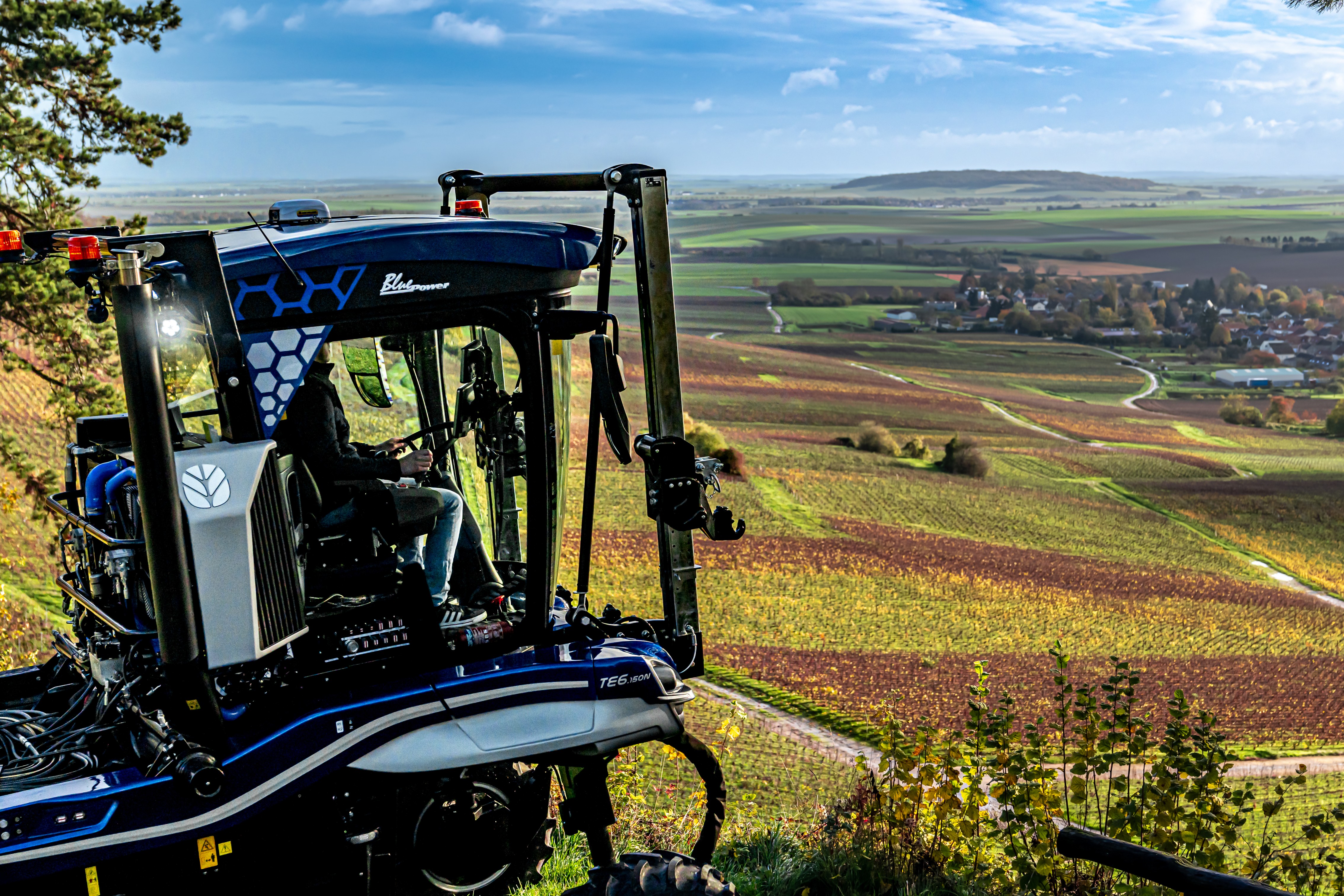 New Holland Straddle Tractor TE6 Range_01