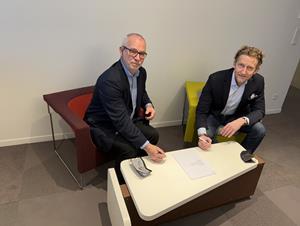 Affären är slutförd: Philippe Briantais, grundare av ID Work och VD för nya JLT France (till vänster) tillsammans med Per Holmberg, VD JLT Mobile Computers Group (till höger)