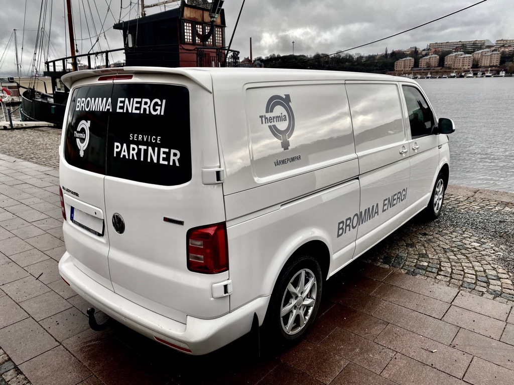 Bromma Energis servicebil för installation och service av värmepumpssystem