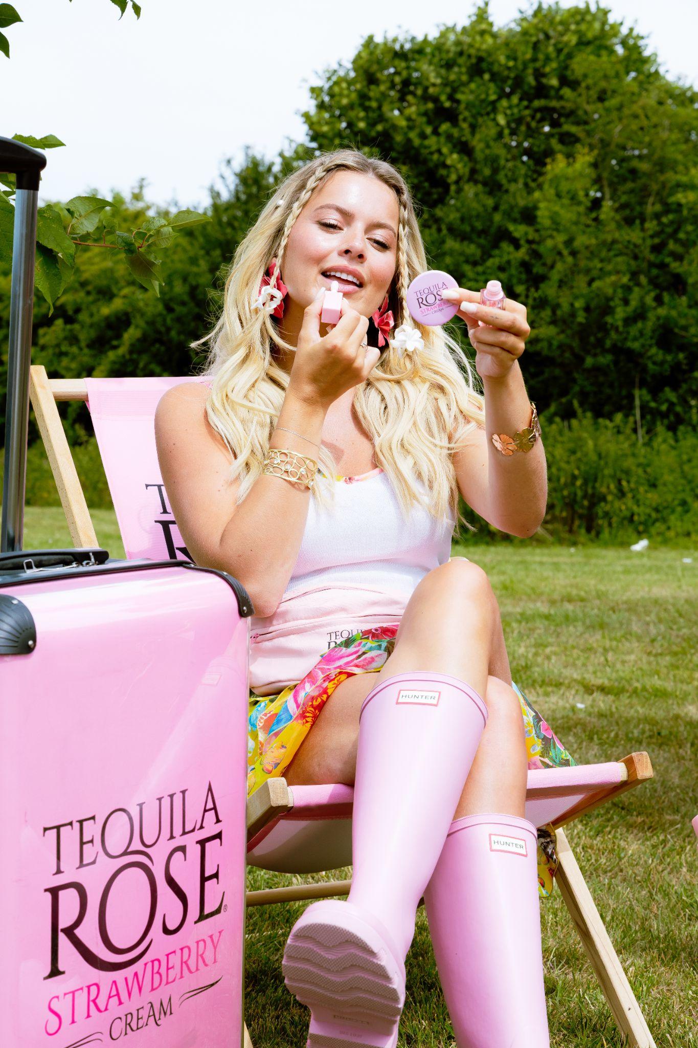 Tasha Ghouri applies lipgloss