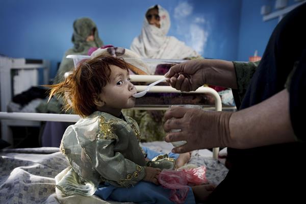 ICRC - Treating children with pneumonia in Afghanistan