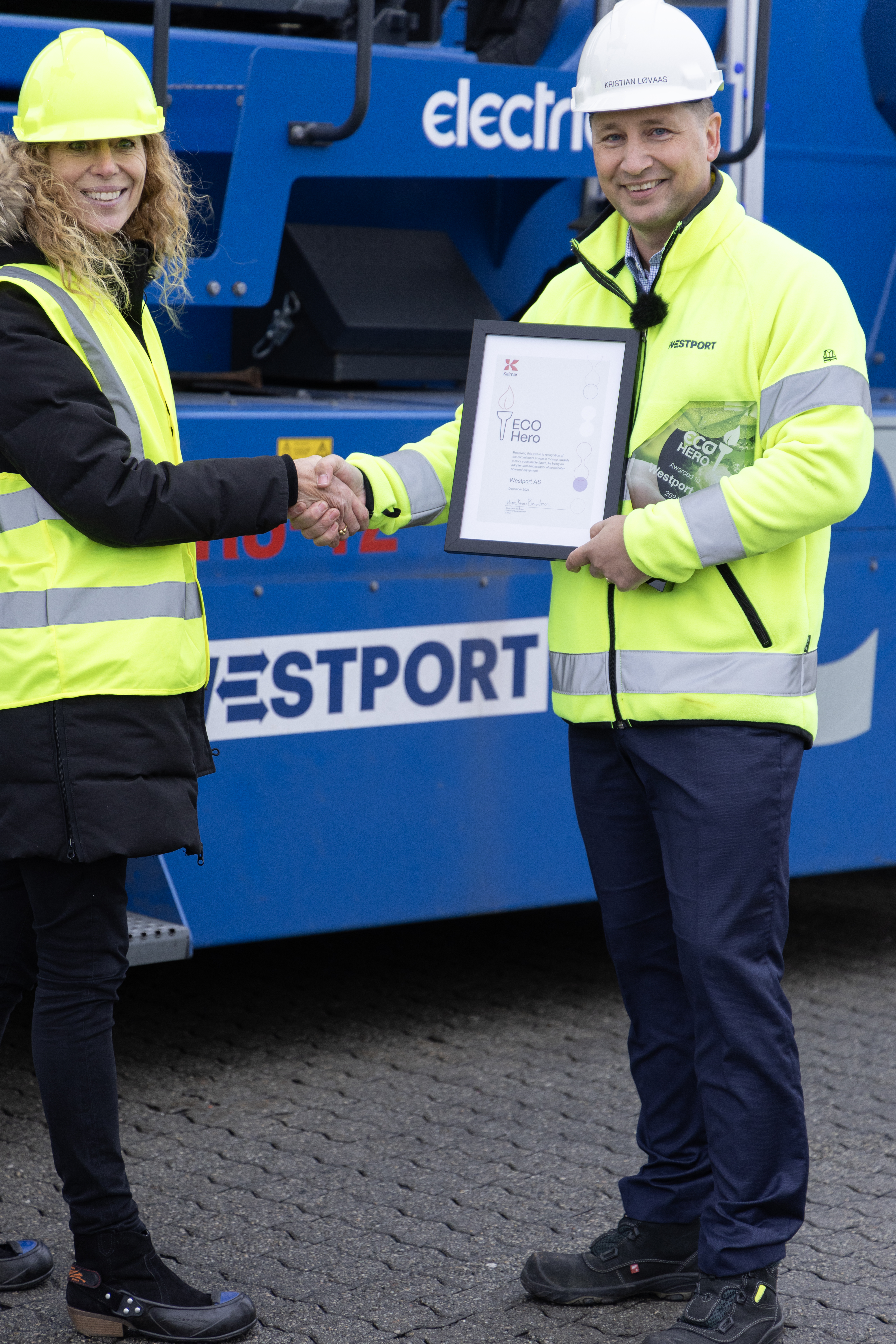 To recognise Westport's dedication to integrating sustainable, electrically powered equipment into their operations Mette Kjems Baerentzen, Director Decarbonisation at Kalmar, honored Westport CEO Kristian Løvaas with the Kalmar Eco Hero Award during the official hand over ceremony at Westport terminal in Stavanger, Norway. With the Eco Hero title, Westport has become a sustainability ambassador, inspiring others in the industry to embrace greener practices by sharing their firsthand experiences with electric equipment.