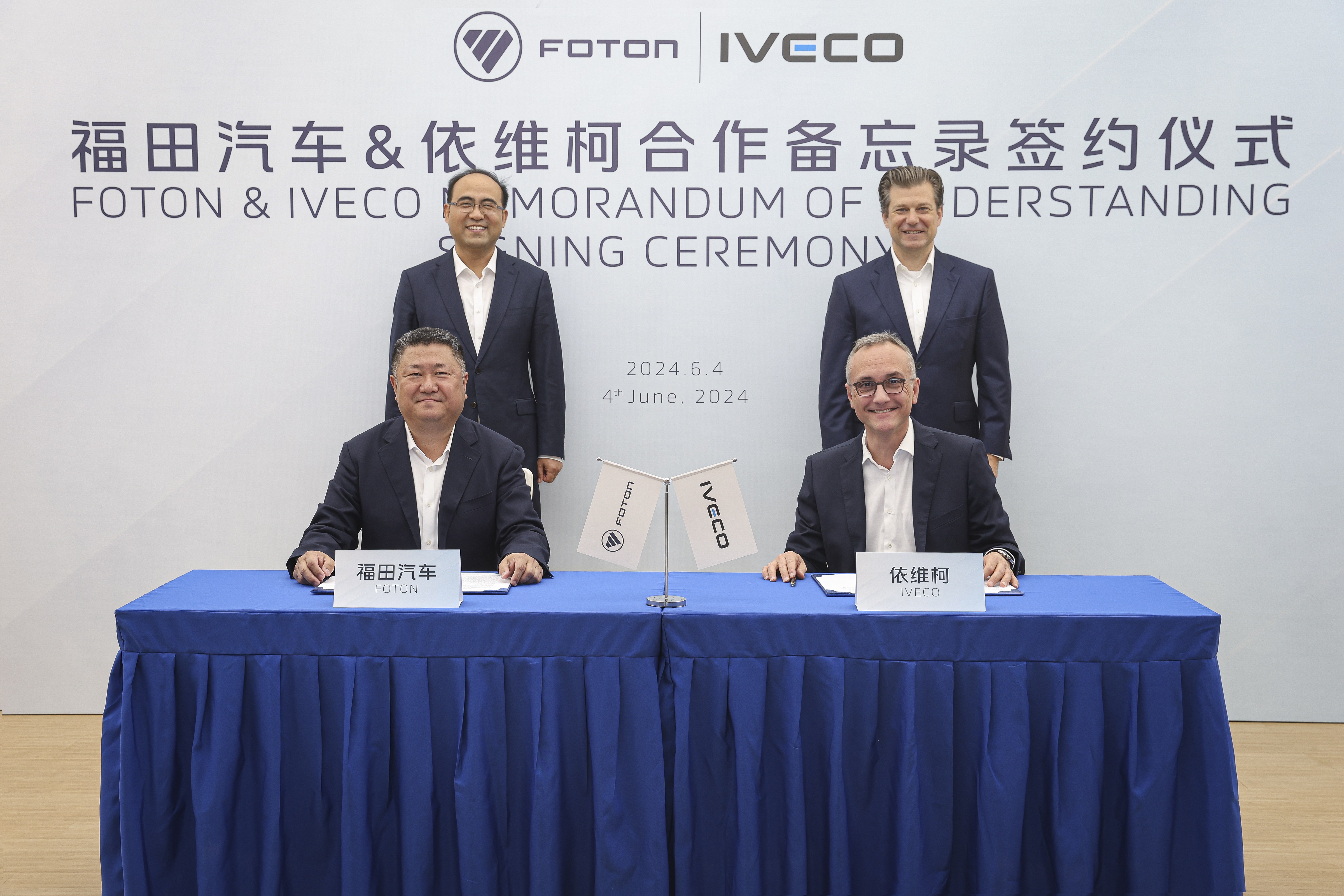 IVECO_Foton_exploration_future_synergies_Chang Rui_Chairman_Foton_(backL)_Chen_Qingshan_Deputy_GM_Foton(frontL)_Luca_Sra_President_TruckBU_IVG(frontR)