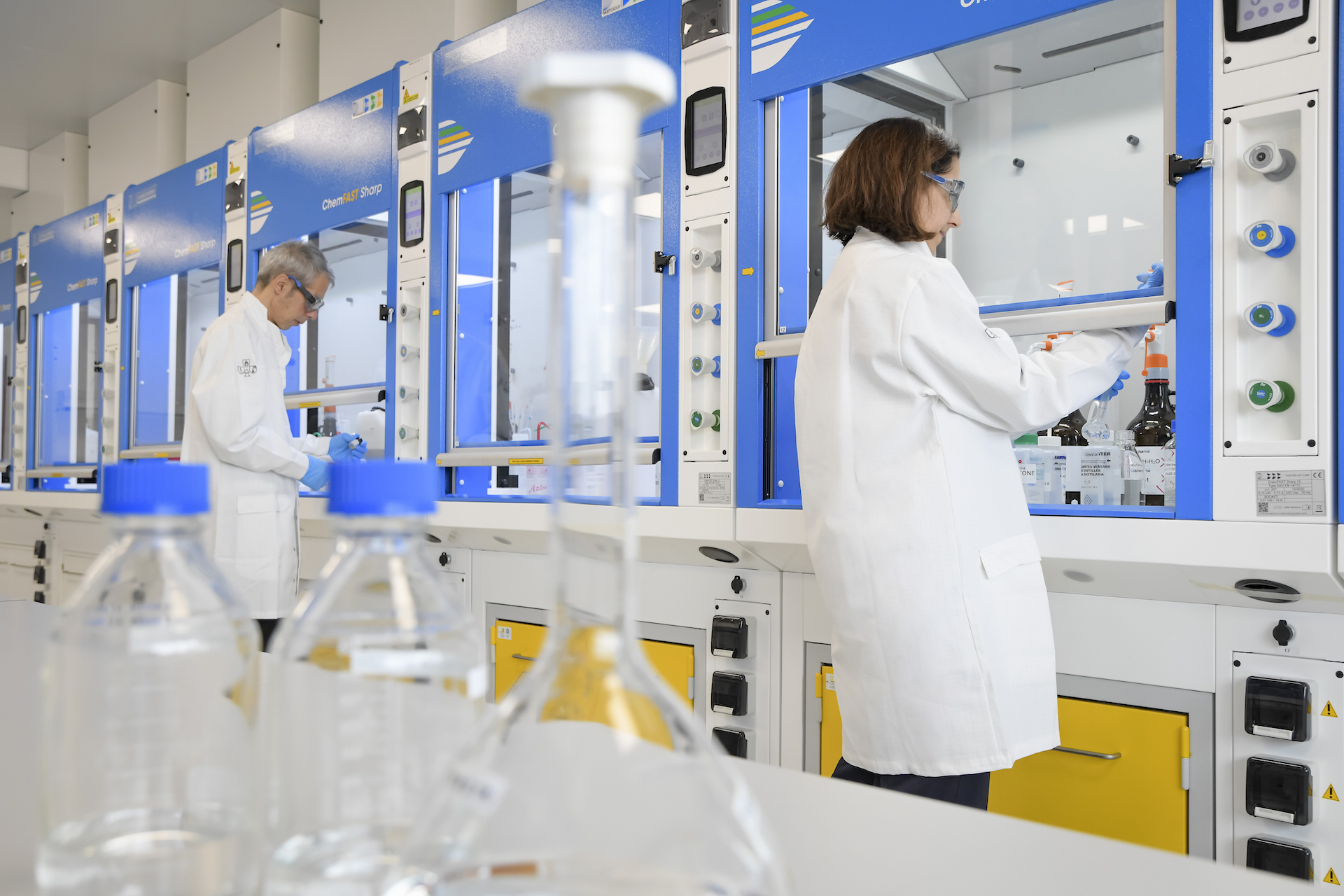 04_Dipharma researchers_sample preparation