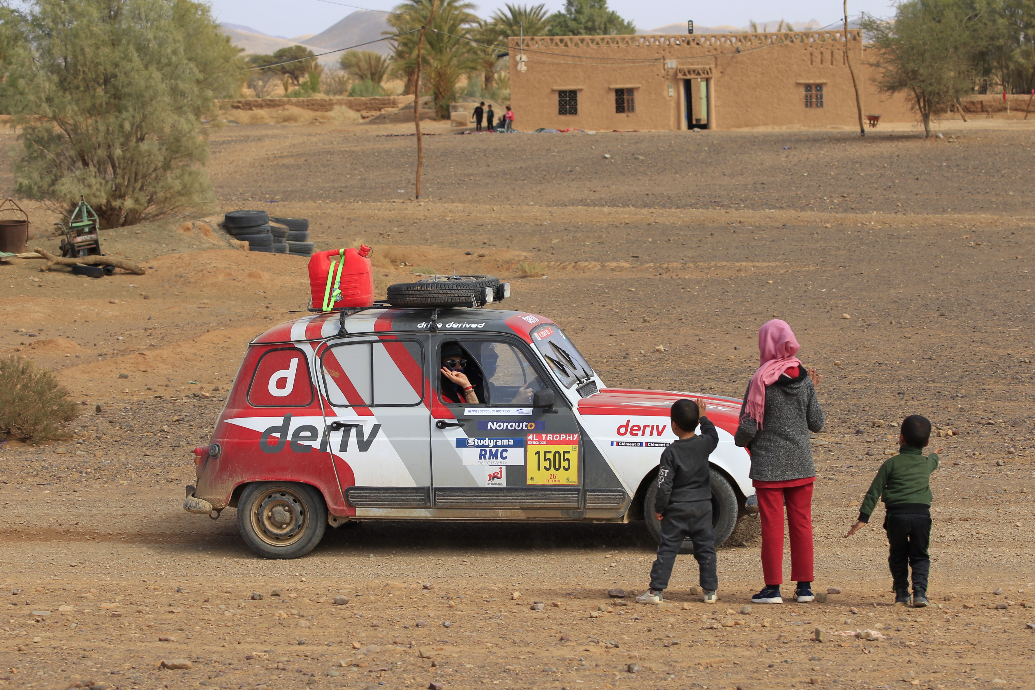 L’équipe parrainée par Deriv a apporté une aide humanitaire à des enfants du Maroc dans le besoin.