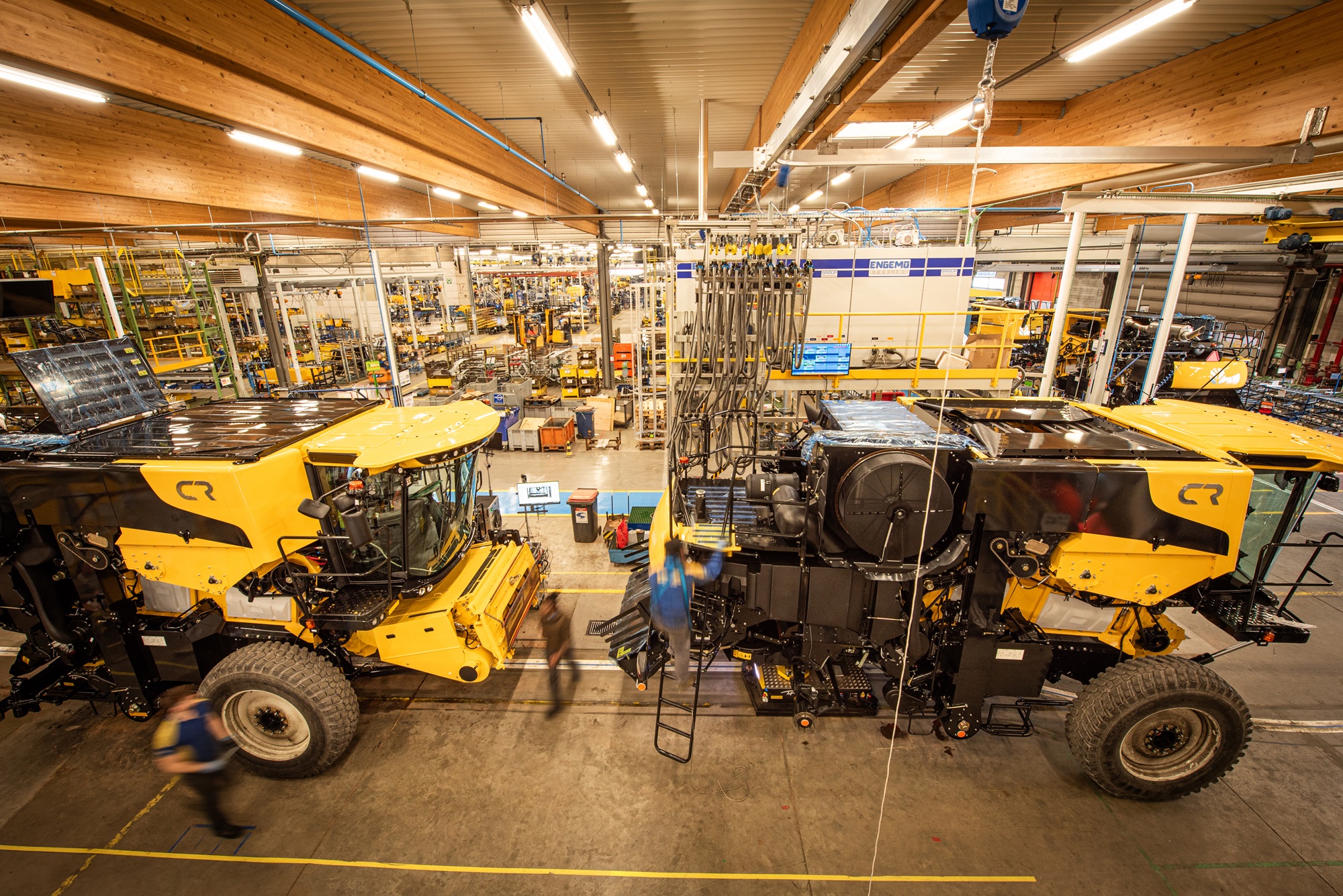 Side view of new automated guided vehicles at Zedelgem plant_6