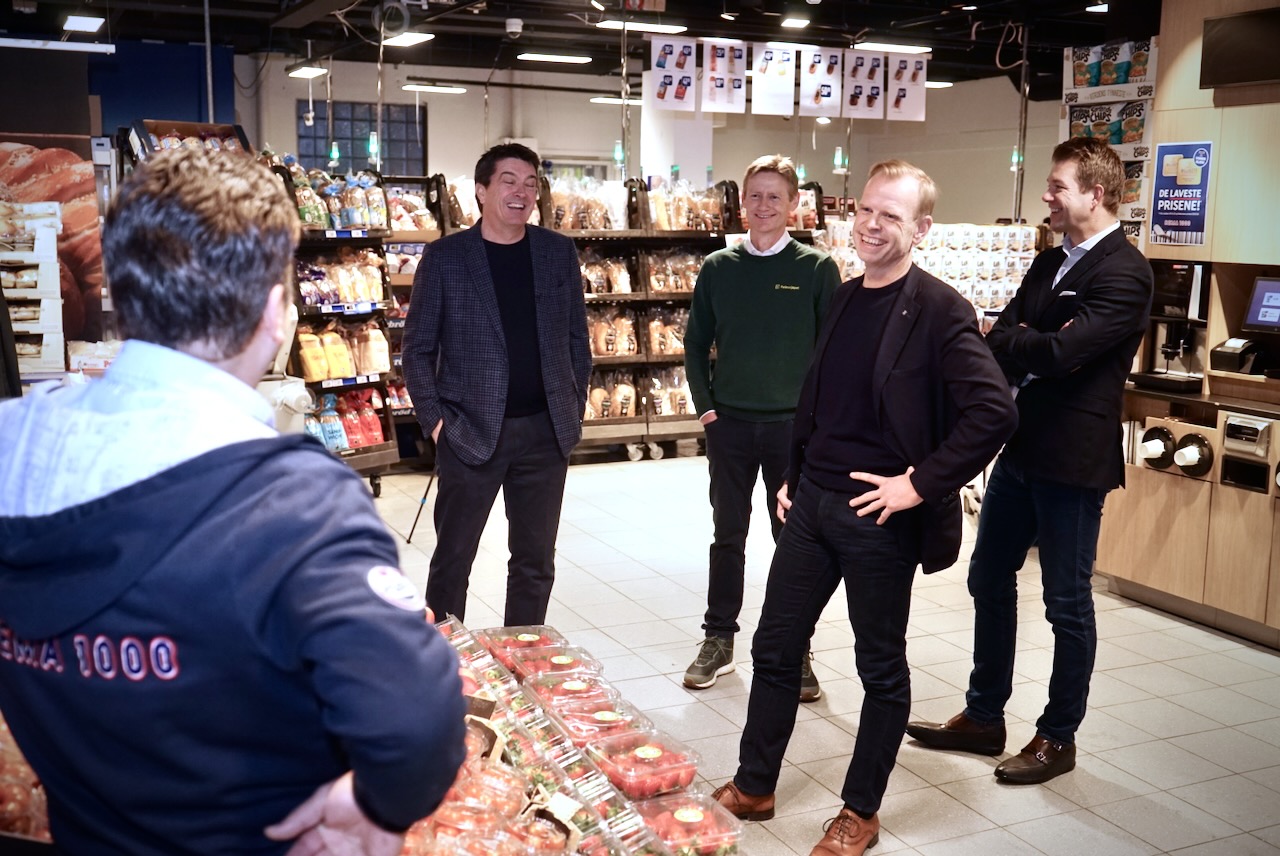Four leaders talking to the manager of the supermarket. 