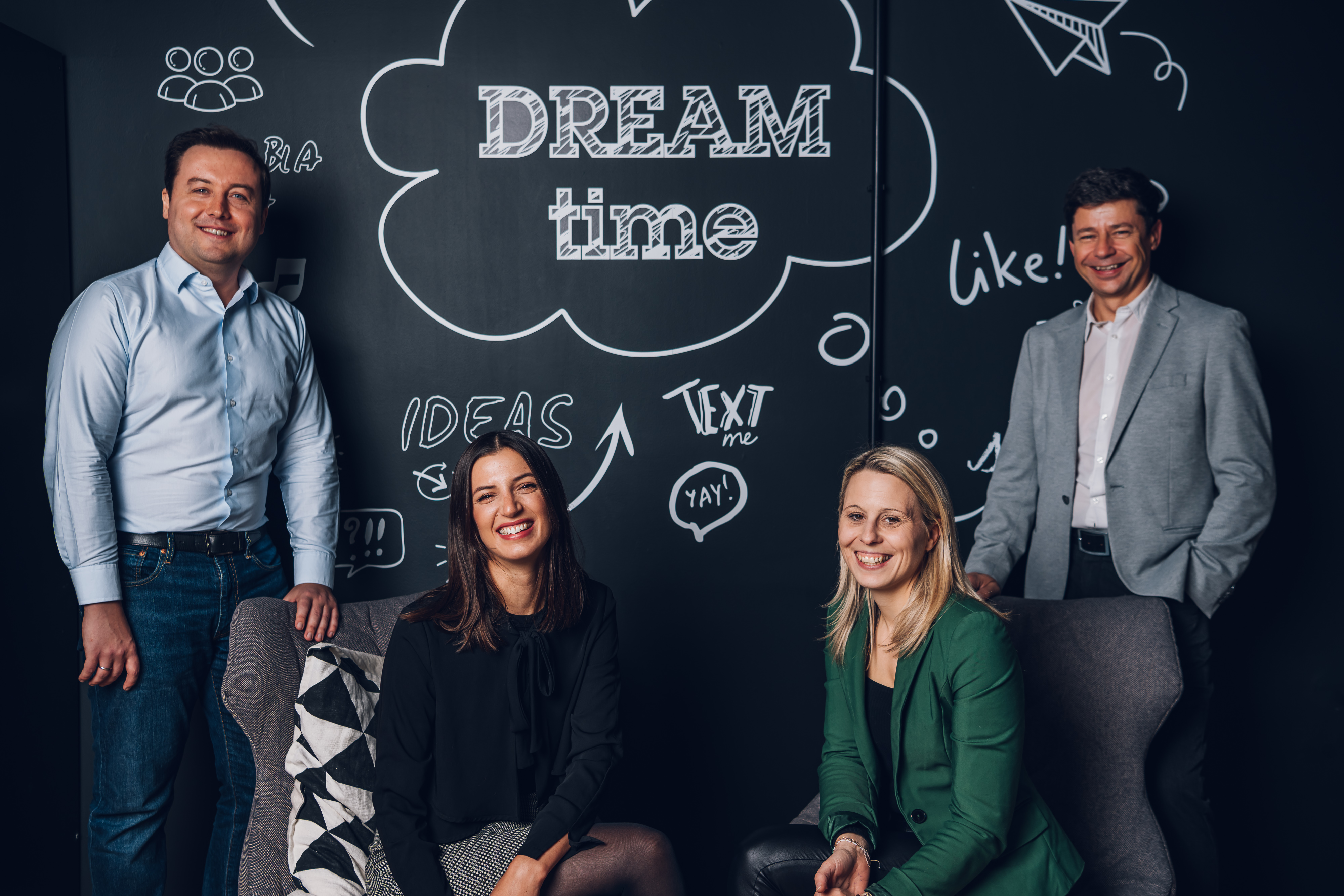 Left to right: Andreas Ponikiewicz, VP Global Sales MOSTLY AI; Melanie Hartl, Customer Success Manager MOSTLY AI; Daniela Pak-Graf, CO-Managing Director of Merkur Innovation Lab; Harald Neubauer, Chief Digital Officer (CDO) Merkur Insurance Group