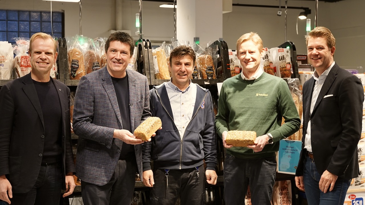 CEOs Svein Tore Holsether, Ole Robert Reitan, Svenn Ivar Fure and Jan-Eirik Eikeland with Rema 1000 store manager Mehmet Teknøz
