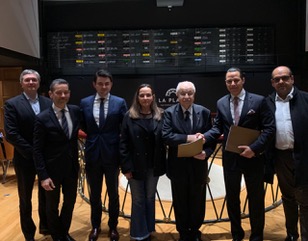 Partenaires devant la corbeille du Palais Brongniart