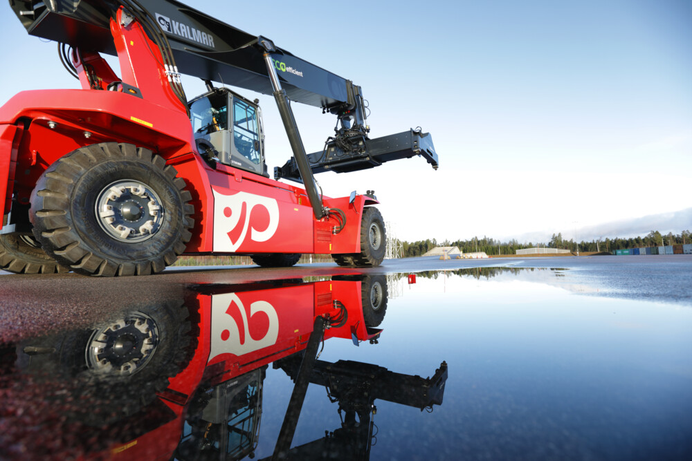 Kalmar Electric reachstacker ERG420-450 Hero