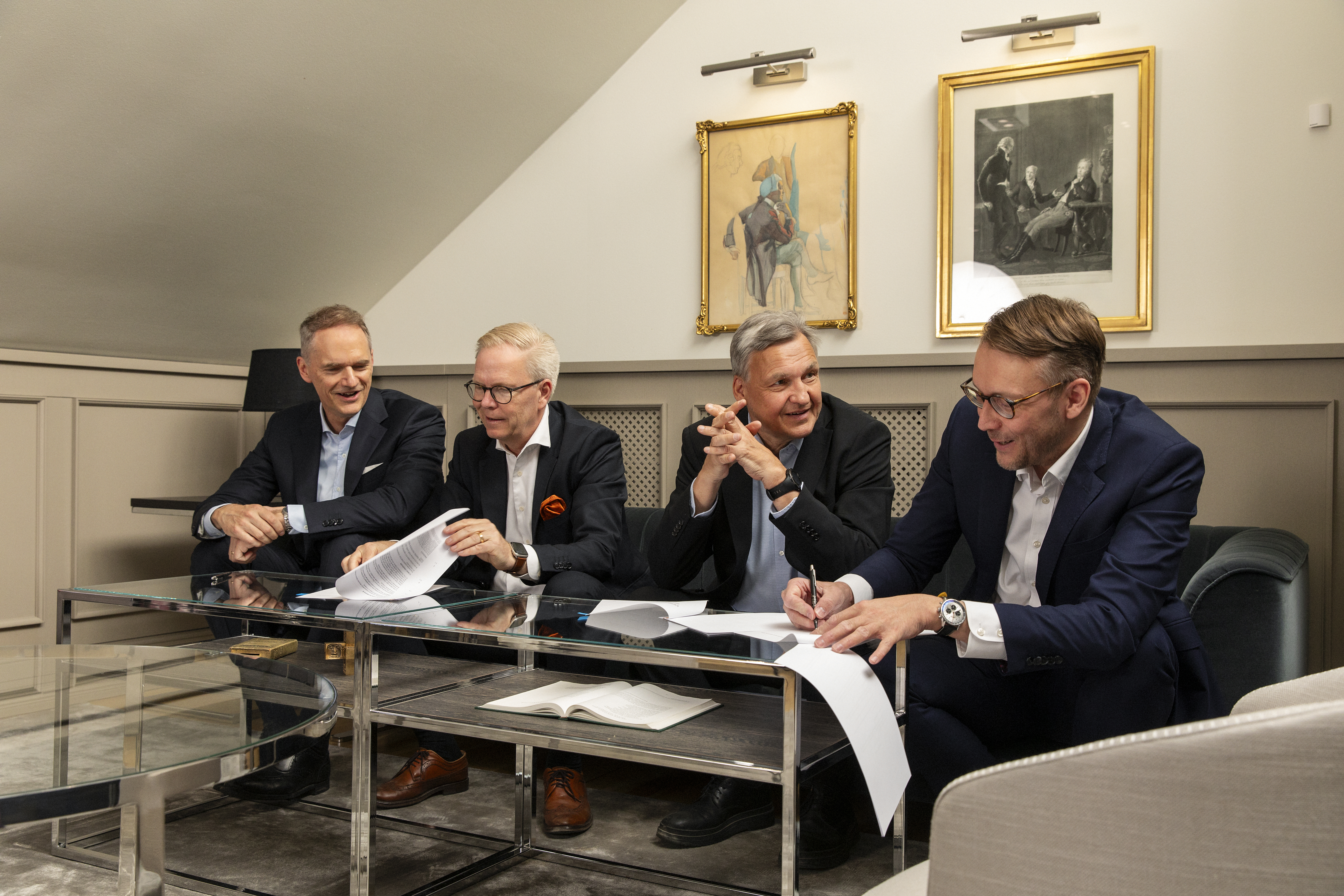 Bild 1: Peter Ström, Head of International Branches & Partnerships Swedbank, Bo Bengtsson, Head of Corporates & Institutions Swedbank, Juha Hammarén, CEO of Aktia och Anssi Huhta, Executive Vice President Banking Business and Deputy CEO.