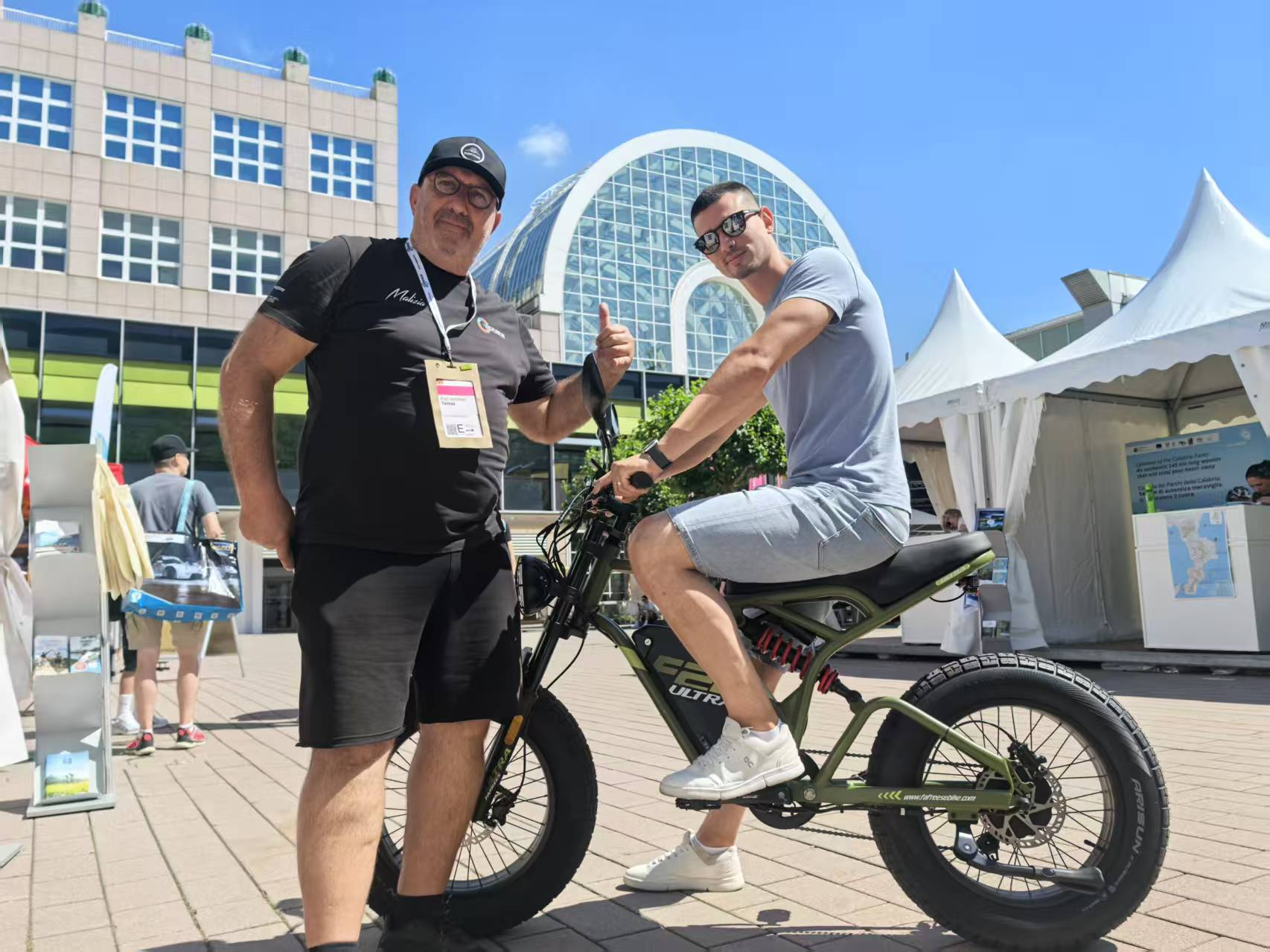 A man test riding a Fafreesebike while another man gives a thumbs up.