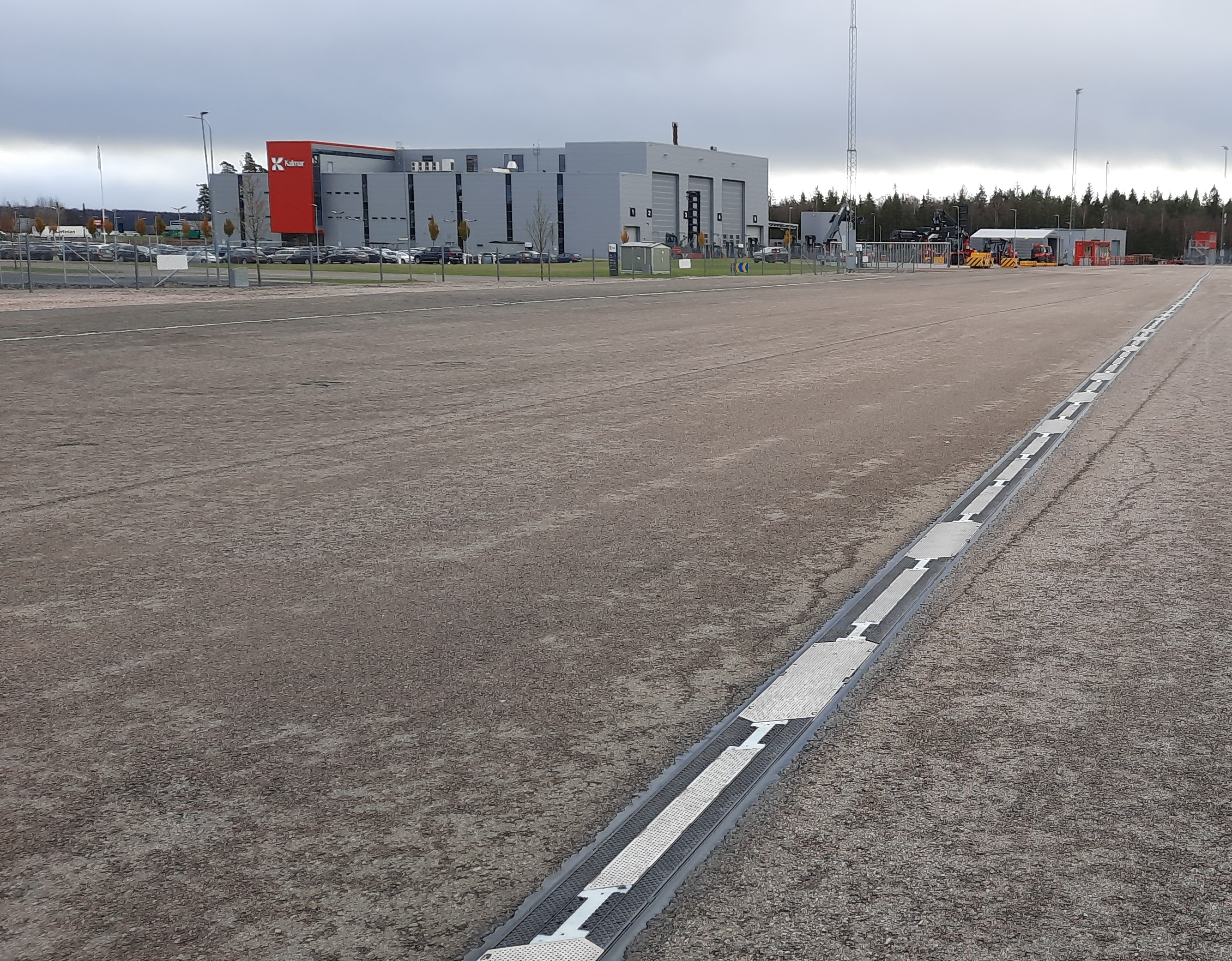 Kalmar and Elonroad to build a 200-metre electric road for charging electric vehicles.