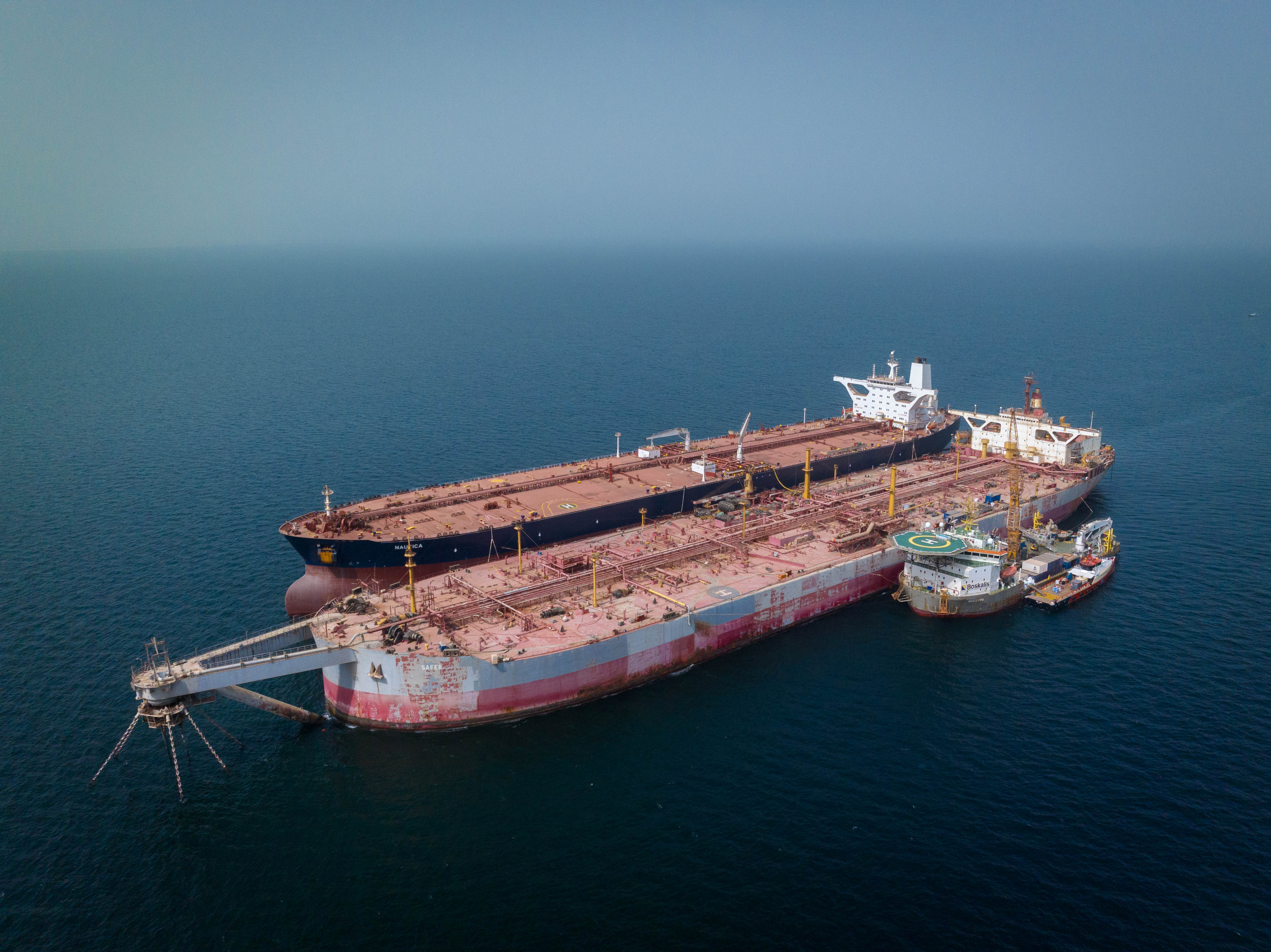 De FSO Safer met Yemen en Ndeavor langszij afgemeerd_1_copyright Boskalis