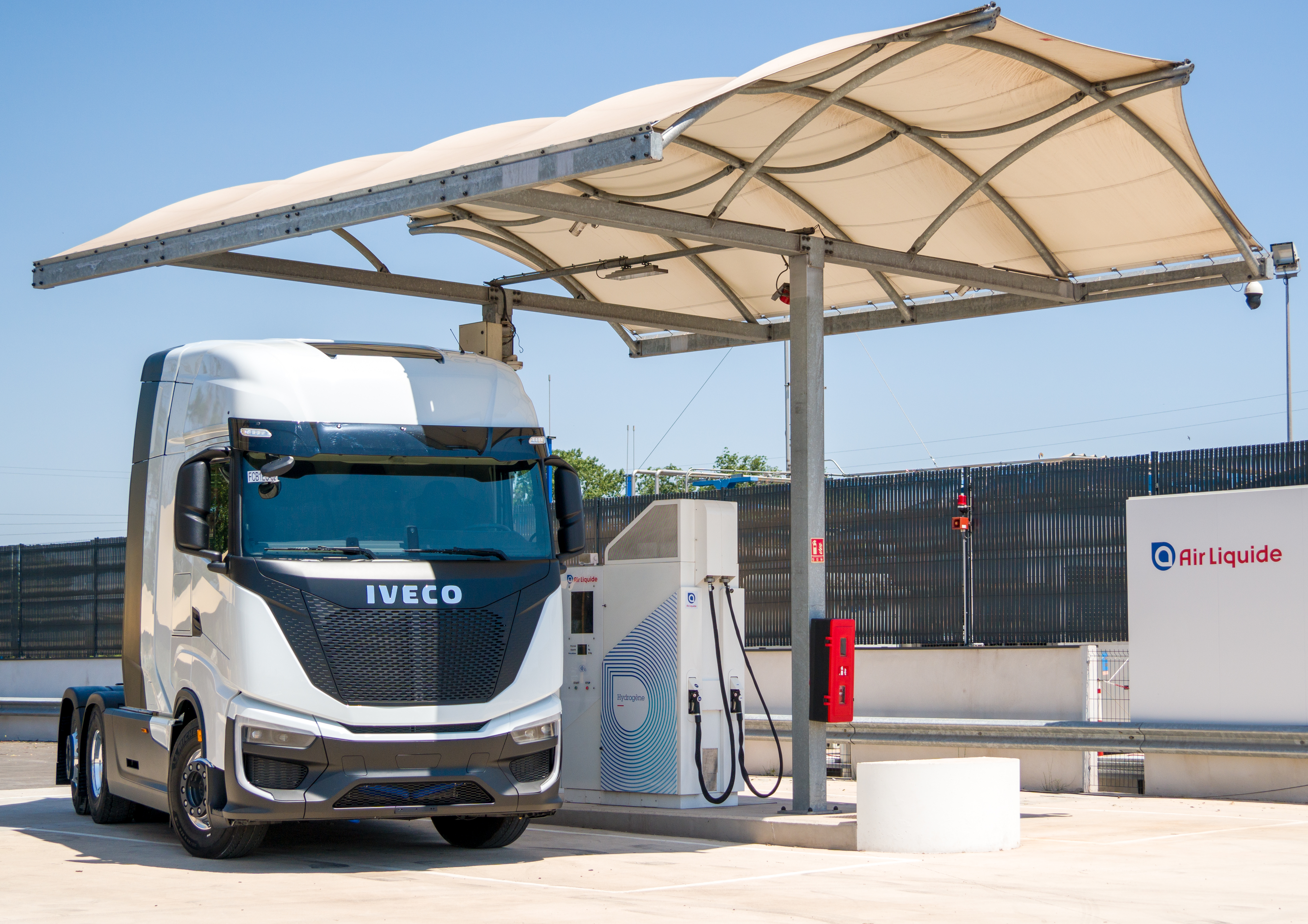 Air_Liquide_H2Station_with_IVECO_FCEV_Heavy_Duty_Truck