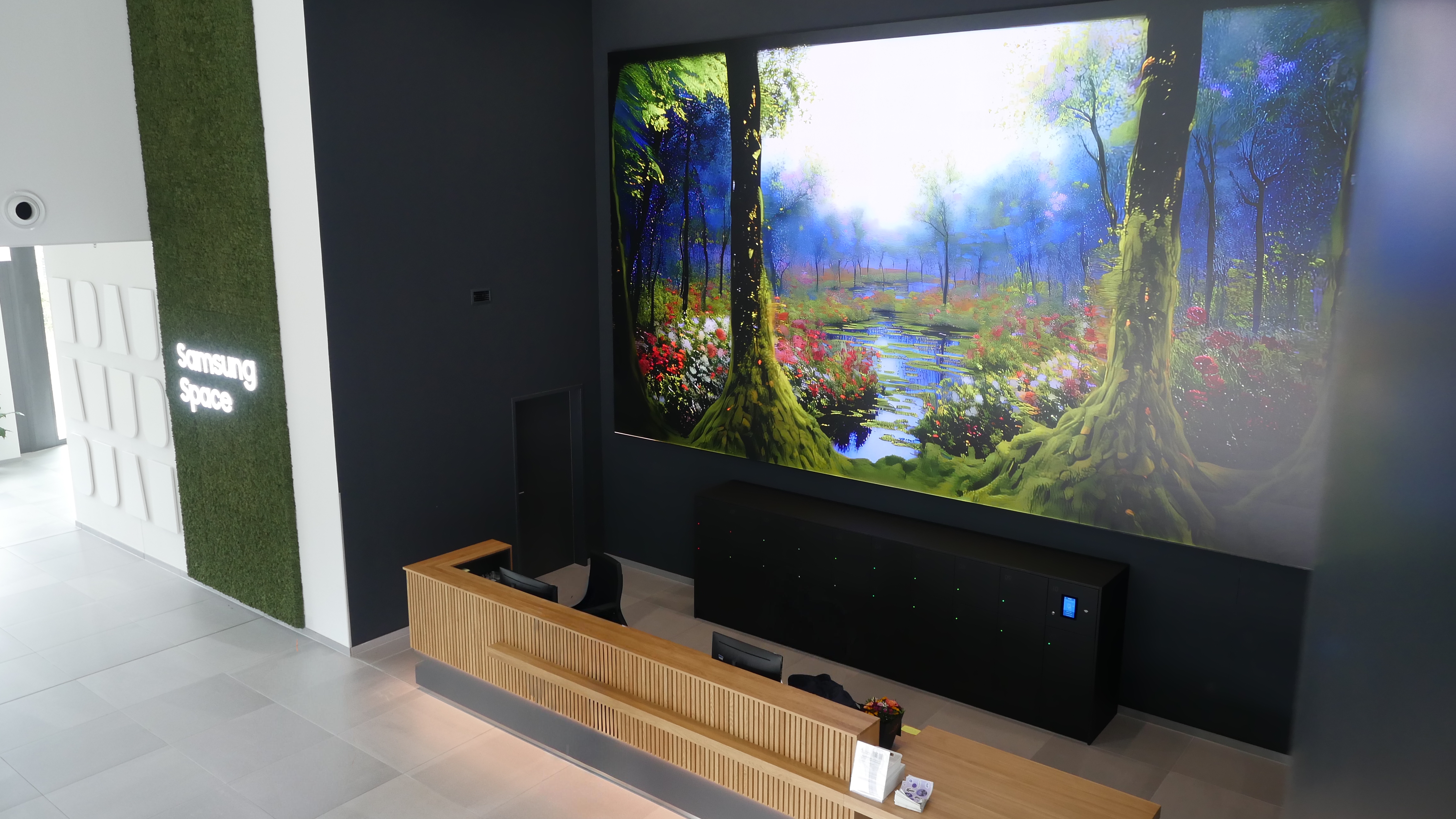 Samsung, in Collaboration with Niio, Inspires with “Code of Nature” on The Wall LED in Samsung Germany’s Office Lobby