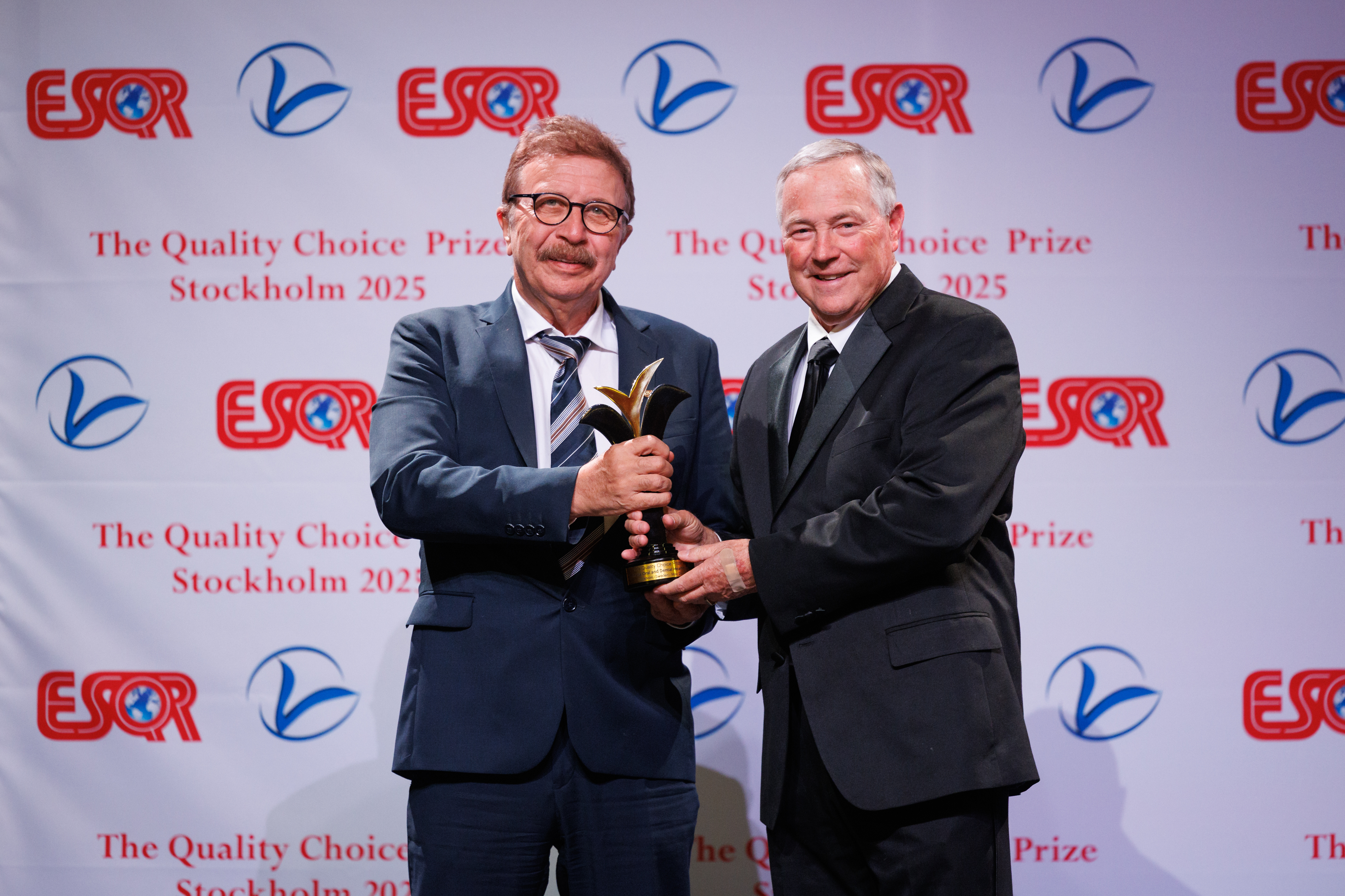Founder and Chief Dentist Dr. Mehmet İşlek of Attelia Dental Clinic receiving the Quality Choice Prize 2025 award.