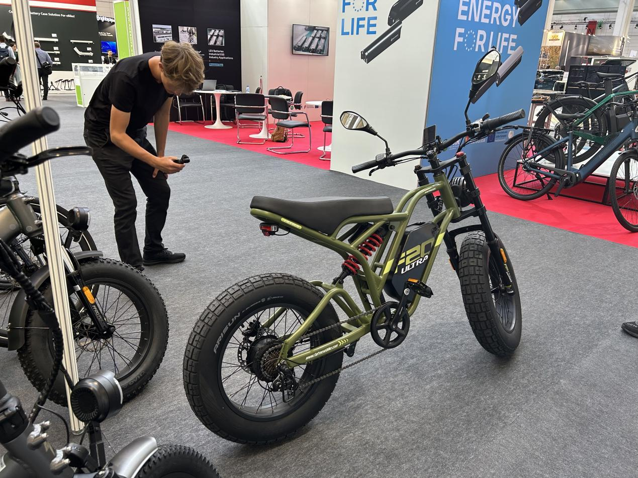 FF20 Polar bicycle displayed in a showroom, with a man taking a photo.