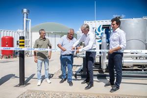 CycleØ CEO, Laurence Molke and FNX Managing Director Jordi Berengué Piqué join farmers Domingo Serret Sr. and Domingo Serret Jr. to cut the ribbon on CycleØ's new biomethane plant. The plant, located at Granja La Carbona in Catalonia, is one of 20 the company plans to have underway or operational in Spain by the end of 2024
