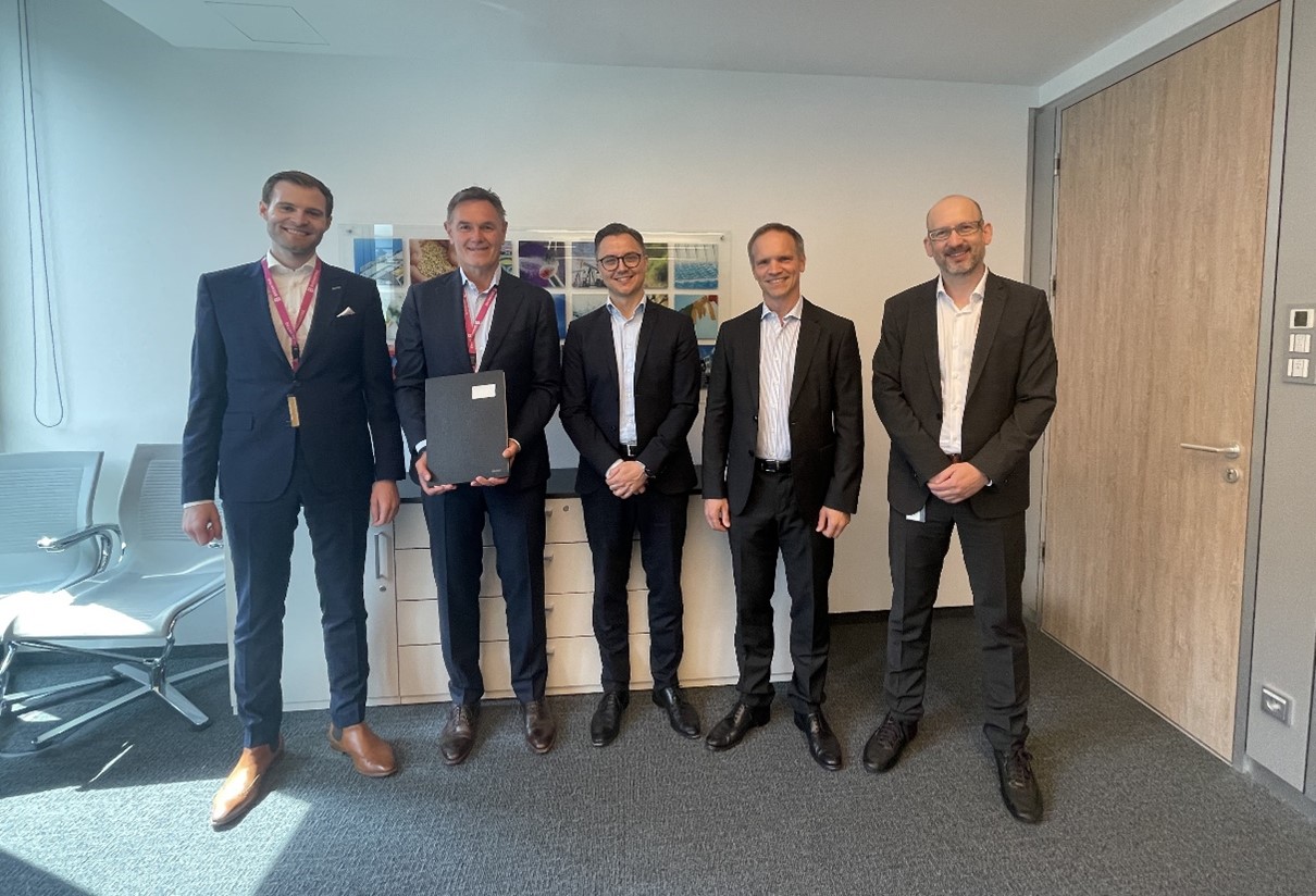 From left to right: Marvin Strüfing (Director Sales Renewable Glycols, UPM Biochemicals), Christian Hübsch (Director Sales & Marketing, UPM Biochemicals), Daniel Schwarz (Director Product Management Solvents EMEA, Brenntag), Horst Rottbeck (Vice President Controlling Brenntag Essentials EMEA, Brenntag), Wolfgang Edel (Senior Manager Sustainable Products and Solutions, Brenntag) 
