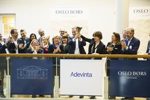 Orla Noonan, Board Chair, and Rolv Erik Ryssdal, CEO, of Adevinta ring the bell to mark the beginning of trading in Adevinta shares (ADEB, ADEA) accompanied by executive management from Adevinta, together with Board members of both Adevinta and Schibsted.