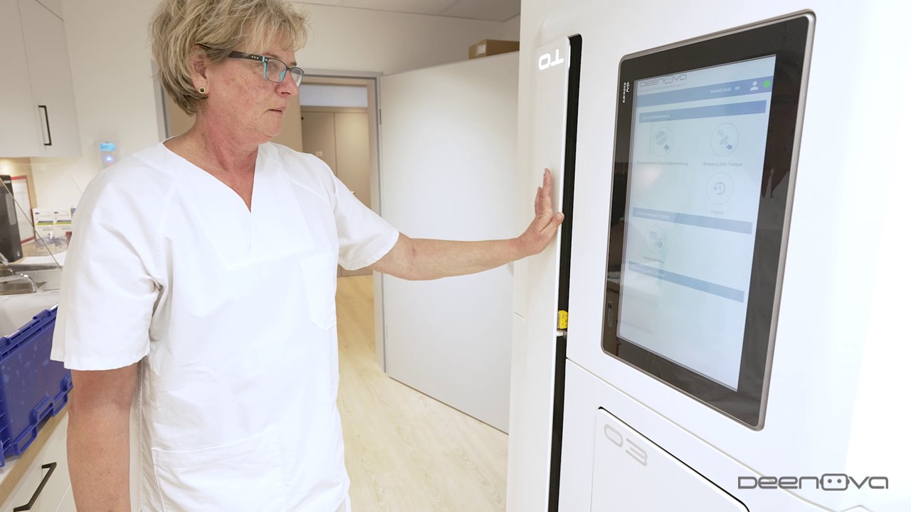 Anke Steden, nursing expert at Marienhospital Gelsenkirchen, using All In 1 Station.