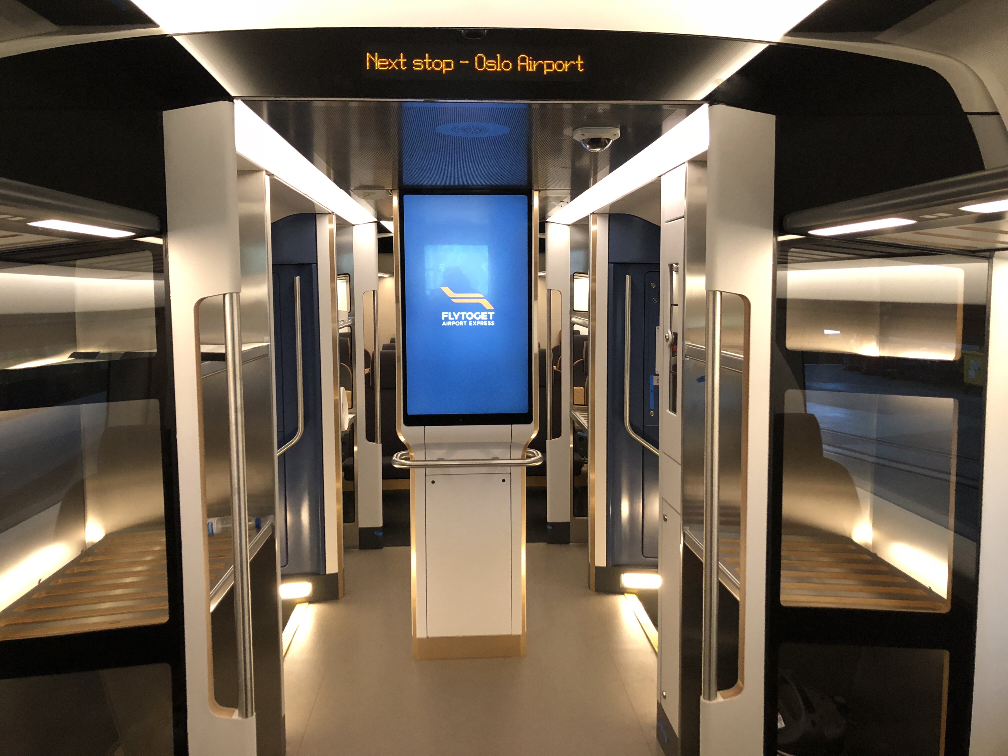 FLYTOGET - DIGITAL SIGNAGE INNE I VAGN