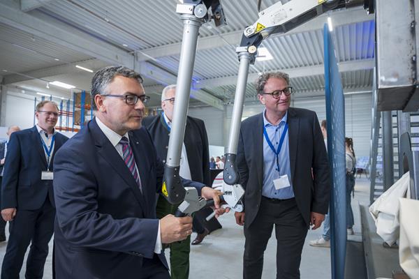 Minster of State Dr. Florian Herrmann with ITM CEO Steffen Schuster at a mock-up hot cell for the production of lutetium-177