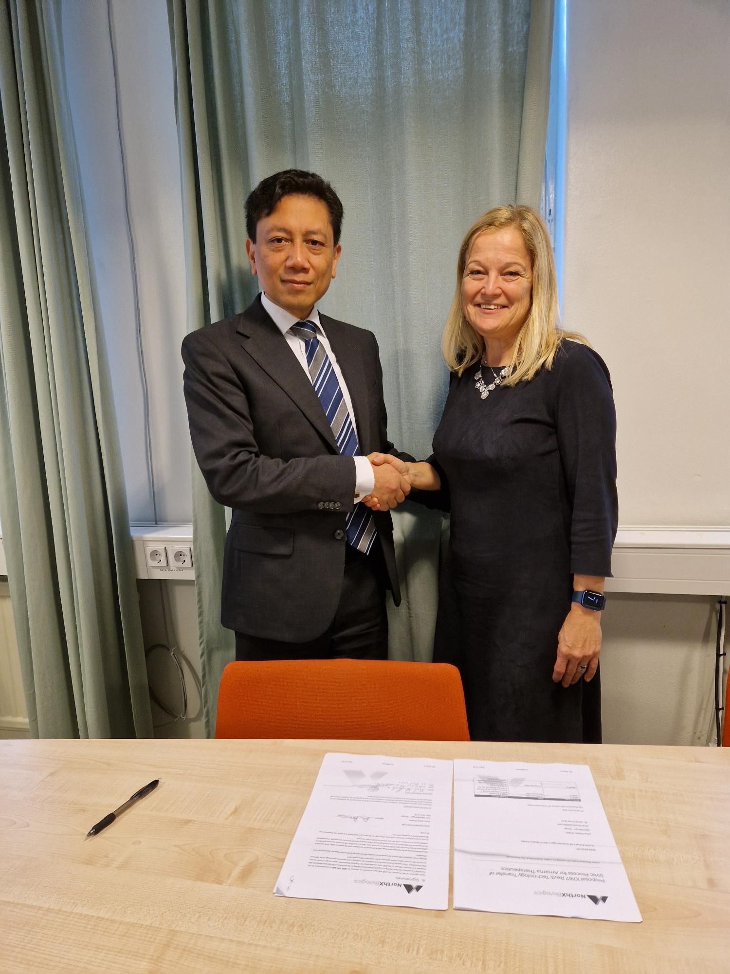 Henk Streefkerk and Janet Hoogstraate, CEO of Amarna and NorthX Biologicx respectively, at the signing of the partnership aimed at advancing the clinical trial manufacturing of Nimvec™ AM510, Amarna's groundbreaking gene therapy platform designed to transform the treatment of immune-mediated diseases.