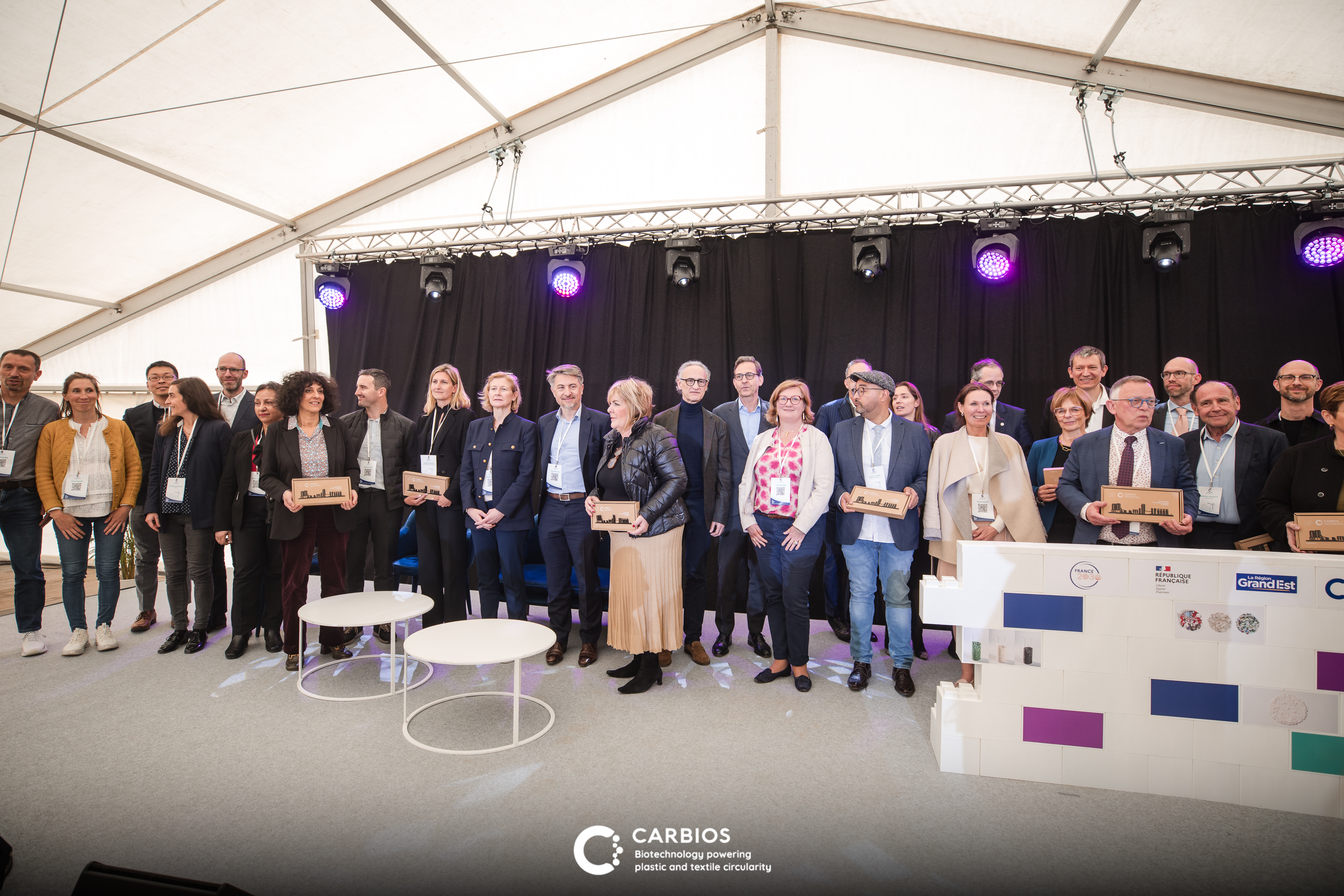 CARBIOS und Vertreter der lokalen Behörden, Markenhersteller und Industriepartner feiern die Grundsteinlegung für die weltweit erste PET-Biorecycling-Anlage