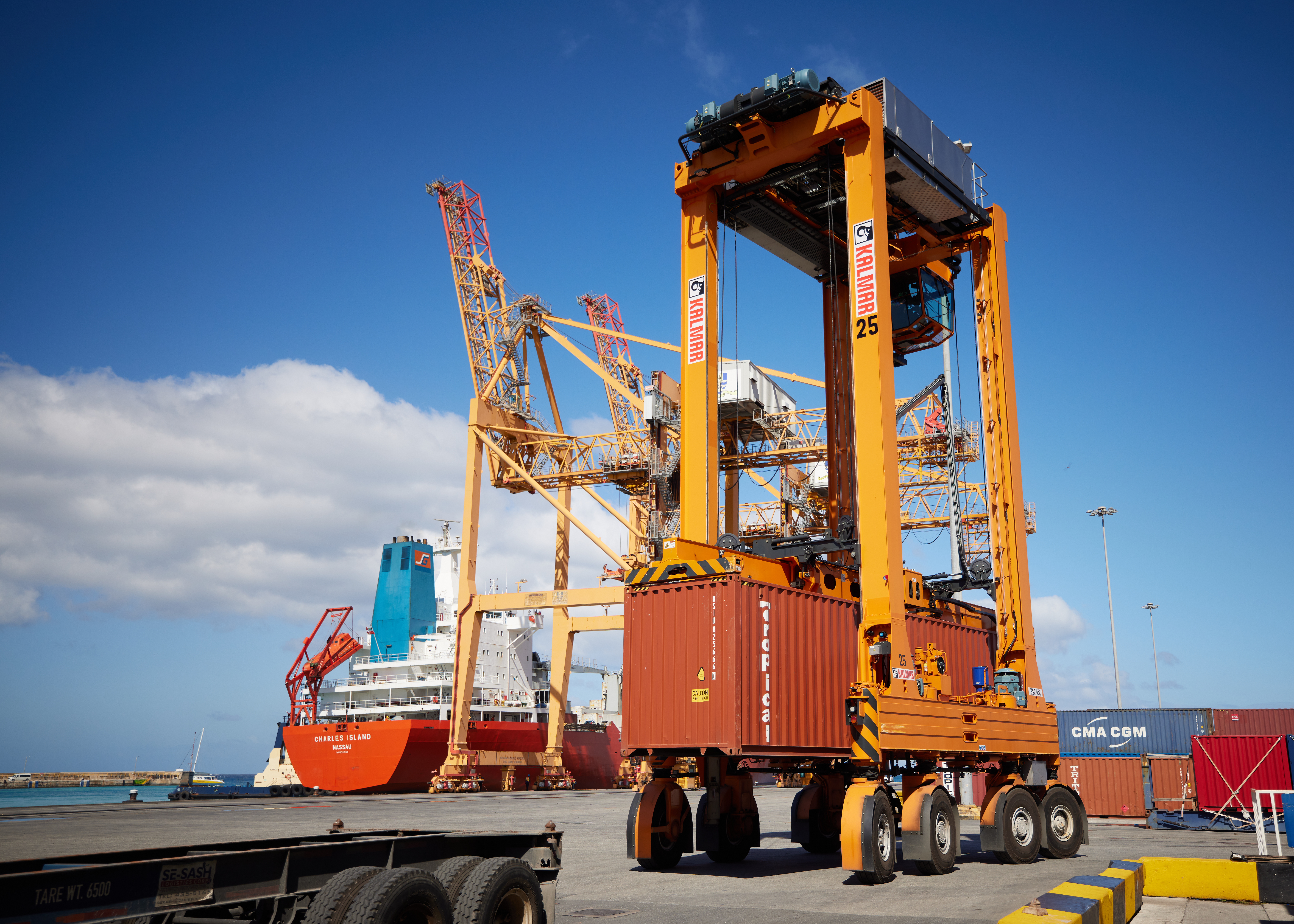 Kalmar Hybrid Straddle Carrier_1