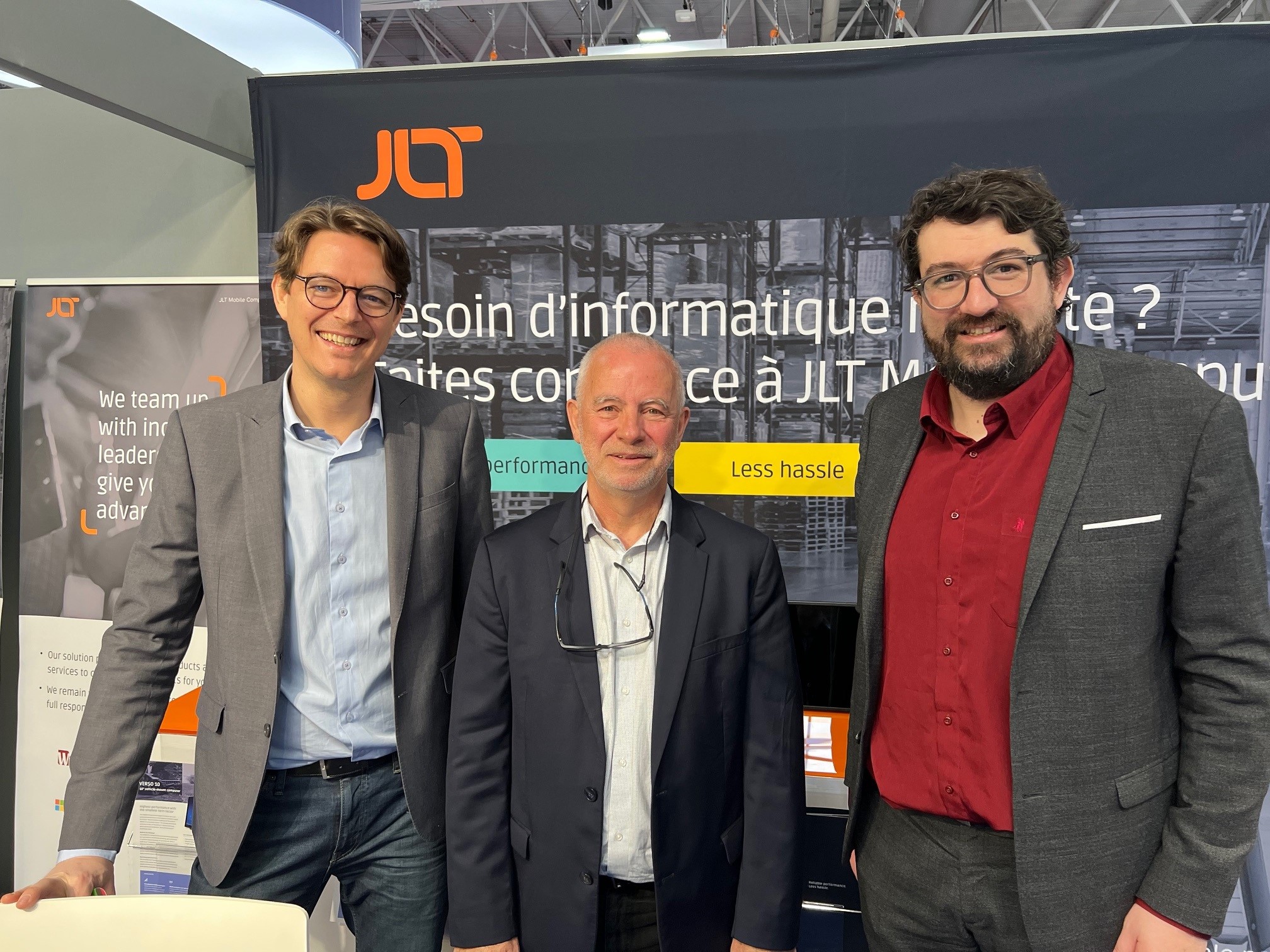 Teamet på JLT France under logistikmässan SITL i Paris, våren 2024. Från vänster: Pierre d’Autryve, tillträdande Business Unit Director; Philippe Briantais, avgående VD; Maxime Angeli, Sales Engineer.Bild tillgänglig: pr@jltmobile.com