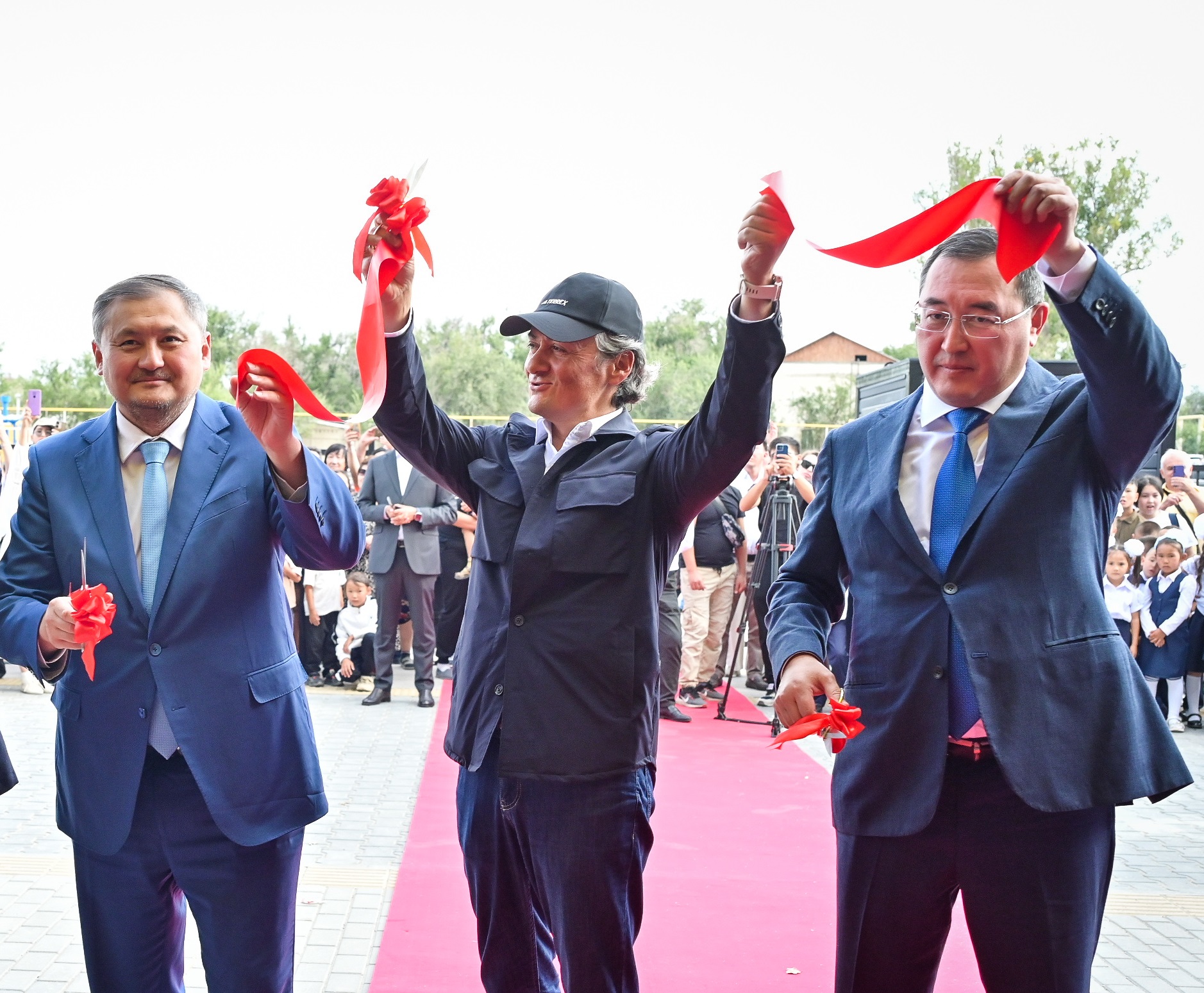 Sayasat Nurbek, Minister of Science and Higher Education of the Republic of Kazakhstan; Yevgeny Nastradin, CEO of Beeline Kazakhstan; and Marat Sultangaziev, Akim of the Almaty region, inaugurated a newly constructed secondary school equipped with high-end technology facilities to support digital skills development in Kazakhstan.