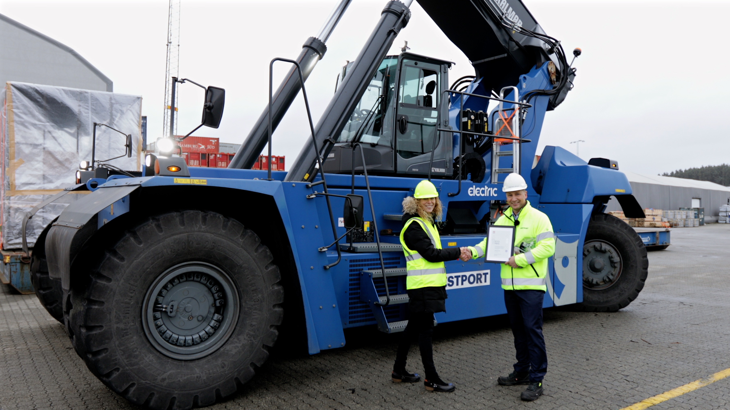 Mette Kjems Baerentzen, Director Decarbonisation at Kalmar, honored Westport CEO Kristian Løvaas with the Kalmar Eco Hero Award during the official hand over ceremony at Westport terminal in Stavanger, Norway.