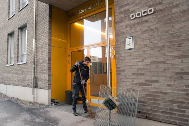 Kuva, joka sisältää kohteen rakennus, ulko, mies, etu Kuvaus luotu automaattisesti