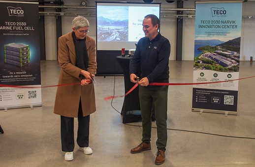 Rune Karlsen (right), Managing Director at TECO 2030 Innovation Center cutting the ribbon together with Ingrid Martenson Bortne (left) from Innovation Norway at the giga factory opening ceremony. Photo: Øyvind Paulsen, hydrogen24.no.