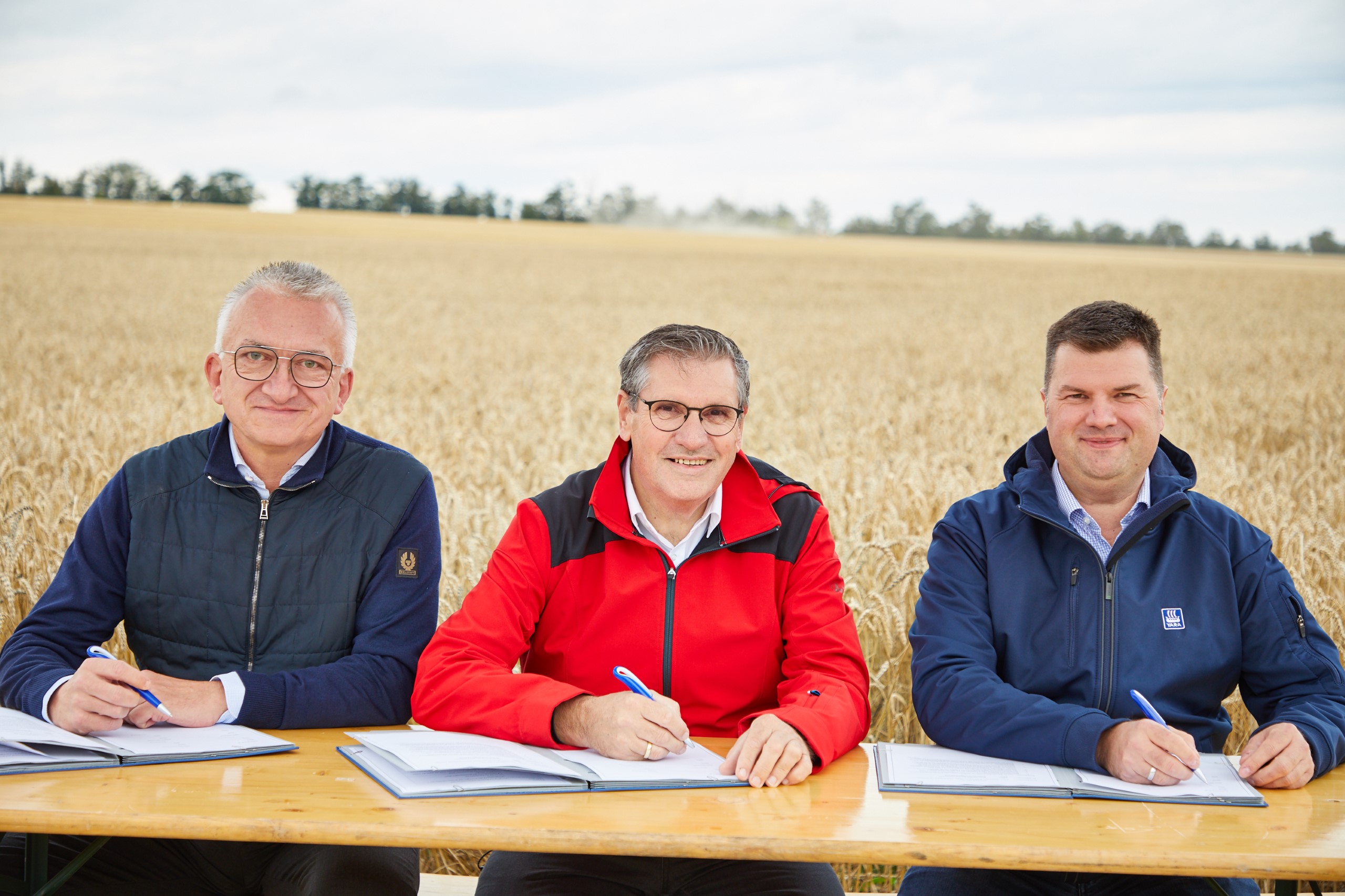 Representatives from Yara, Bindewald & Gutting Mill Group and Harry-Brot at a signing ceremony