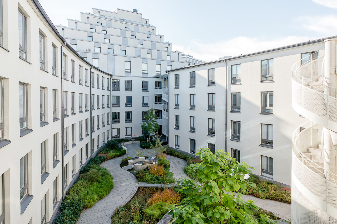 Svenska Bostäders studentbostäder på campus Albano, sedda från innergården.