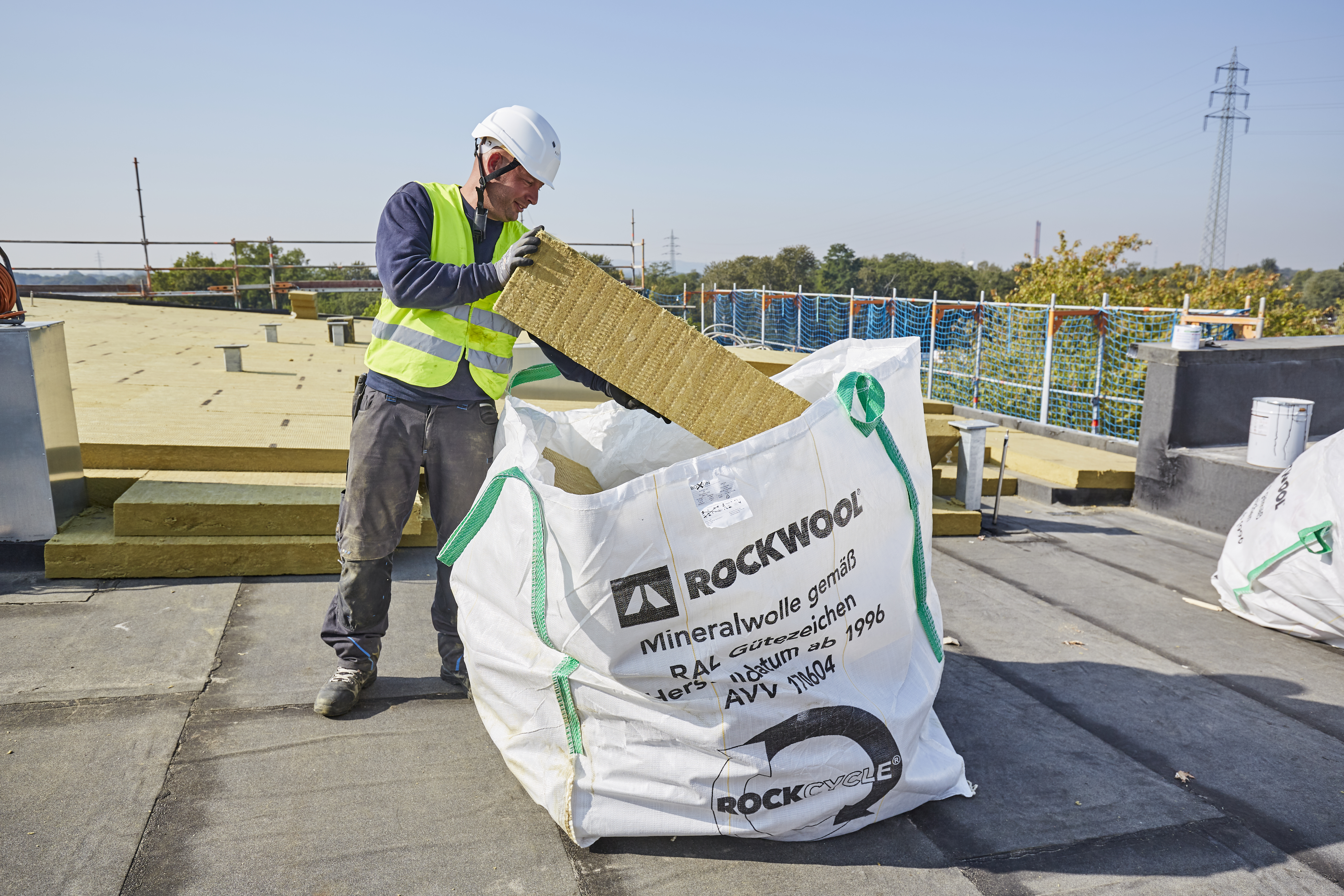 ROCKWOOL’s take back programme, Rockcycle, facilitates closed-loop recycling and is now available in 21 countries globally – including in North America, Europe and Asia.