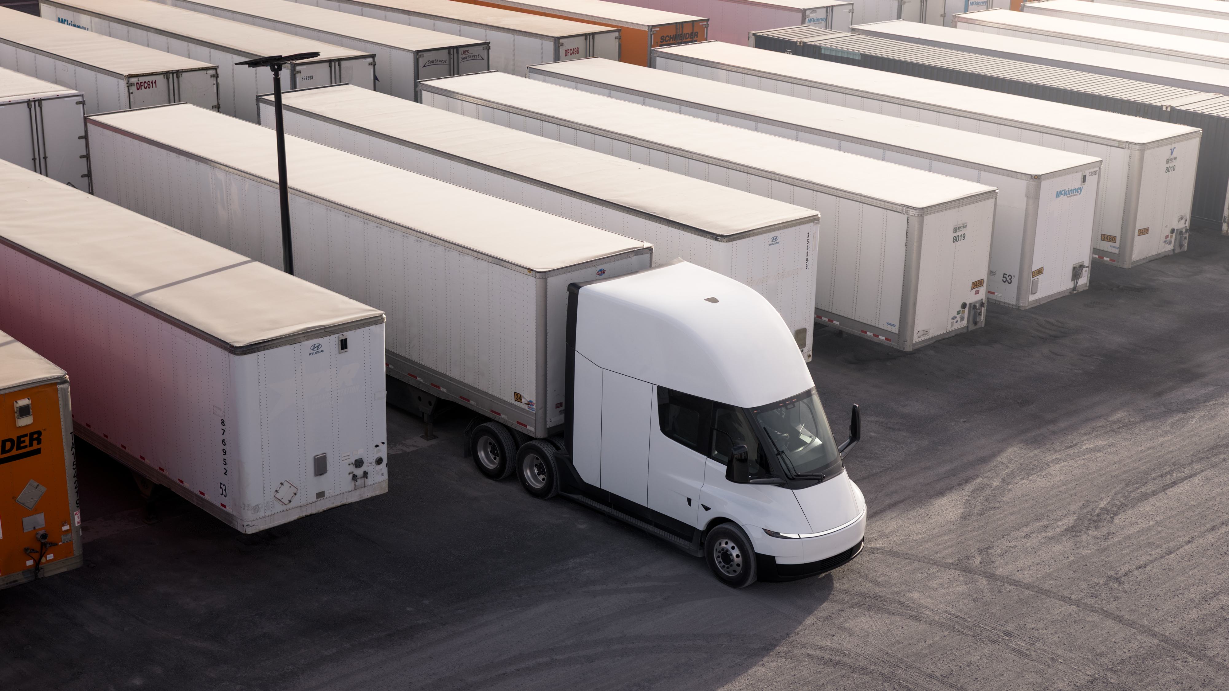 Einride Partners with Tesla for the World’s Largest Tesla Semi Deployment